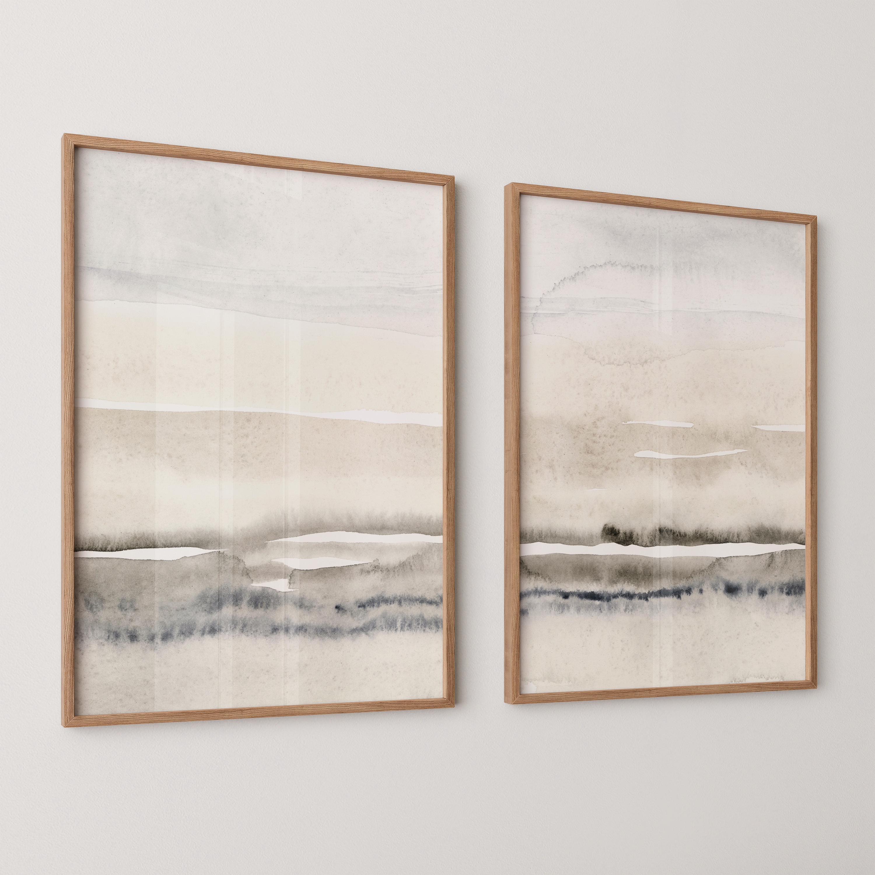 סט של שני פוסטרים ממוסגרים בעיצוב אבסטרקטי בגוונים טבעיים של חול, מים ושמיים, עם קווים רכים ליצירת אווירה רגועה ומודרנית.