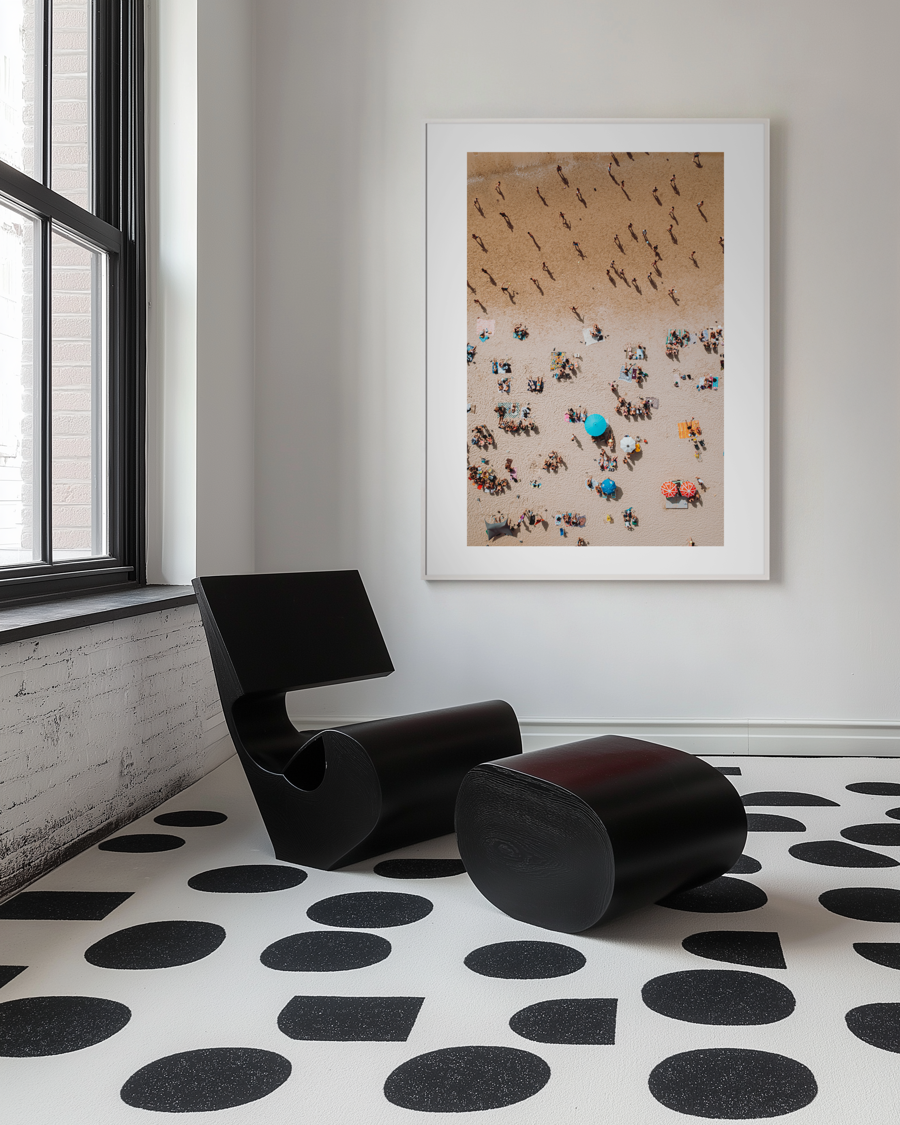 חוף בהרצליה — צילום אוויר מאת שי אשכנזי. אנשים וצללים על חוף הים, מבט רחפן אבסטרקטי.