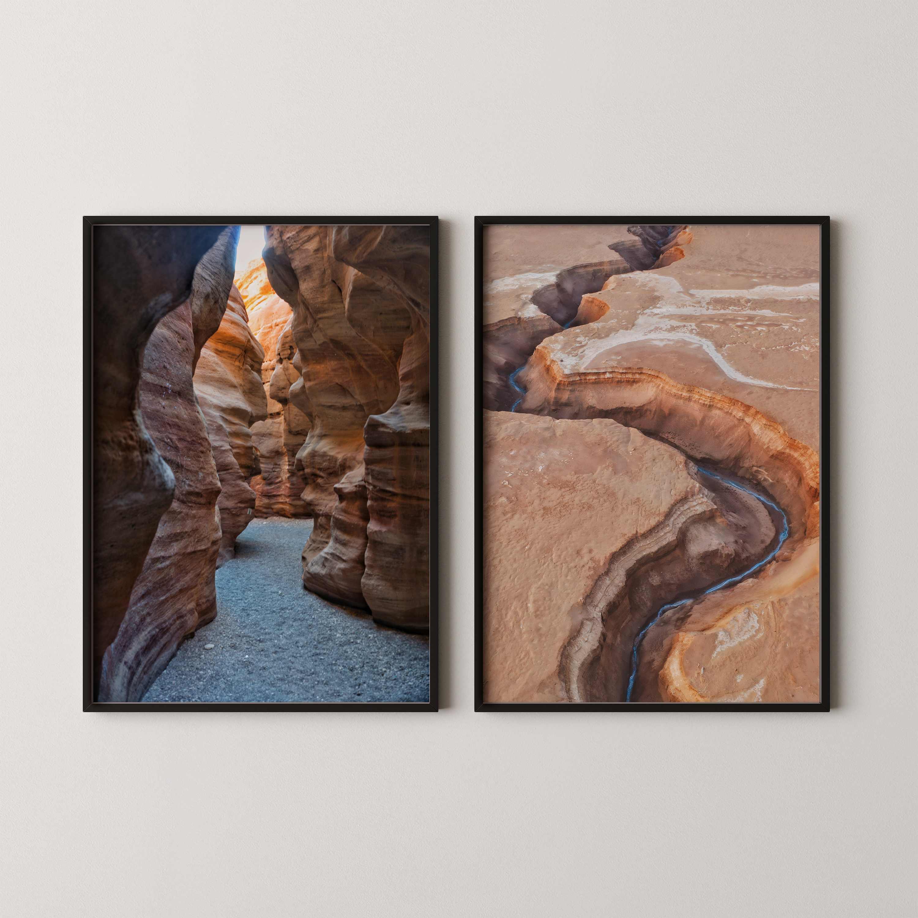 סט צילומים ממוסגר מאת חן כליפה לוי – ערוץ נחל במדבר ים המלח לצד מעבר צר בקניון האדום בהרי אילת, בגווני אבן וחול טבעיים