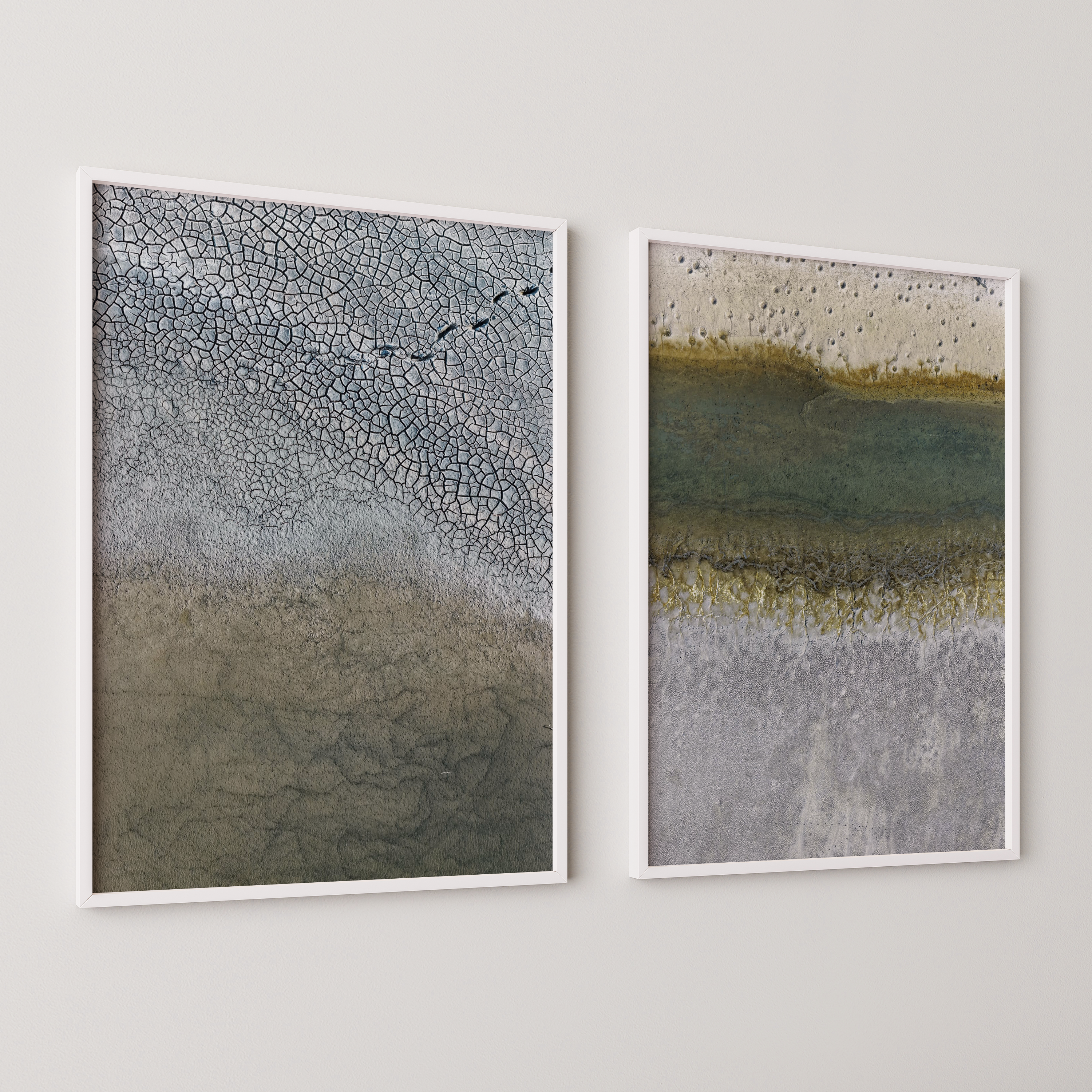 סט צילומים אמנותיים ממוסגרים של חן כליפה לוי, מבט עילי על מאגרי מים במעגן מיכאל עם אדמה סדוקה וטקסטורות מלח בגווני אפור וירוק טבעי