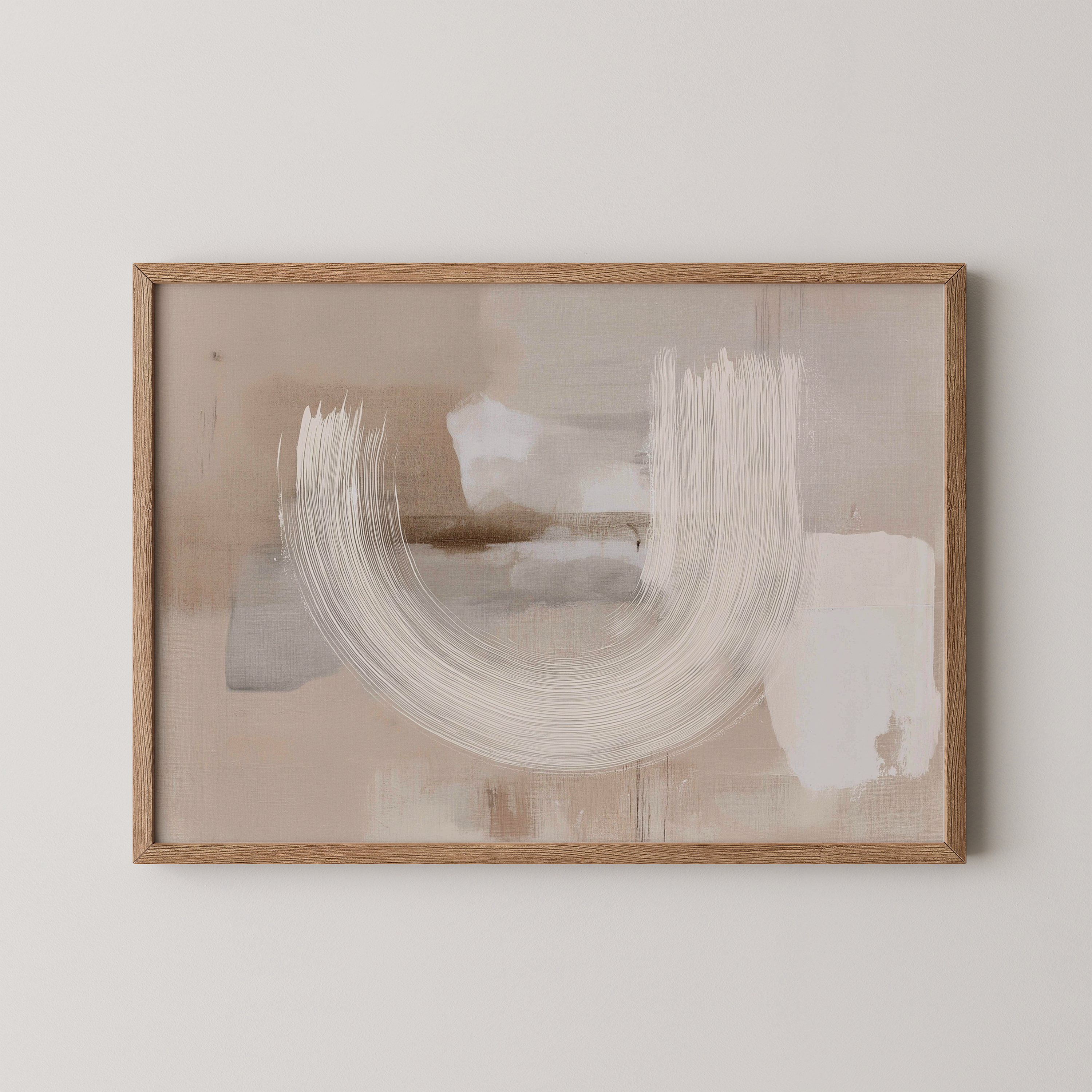 Eloura – יצירה מופשטת בגווני חול ולבן עם מחווה קשתית רחבה במסגרת עץ טבעי
