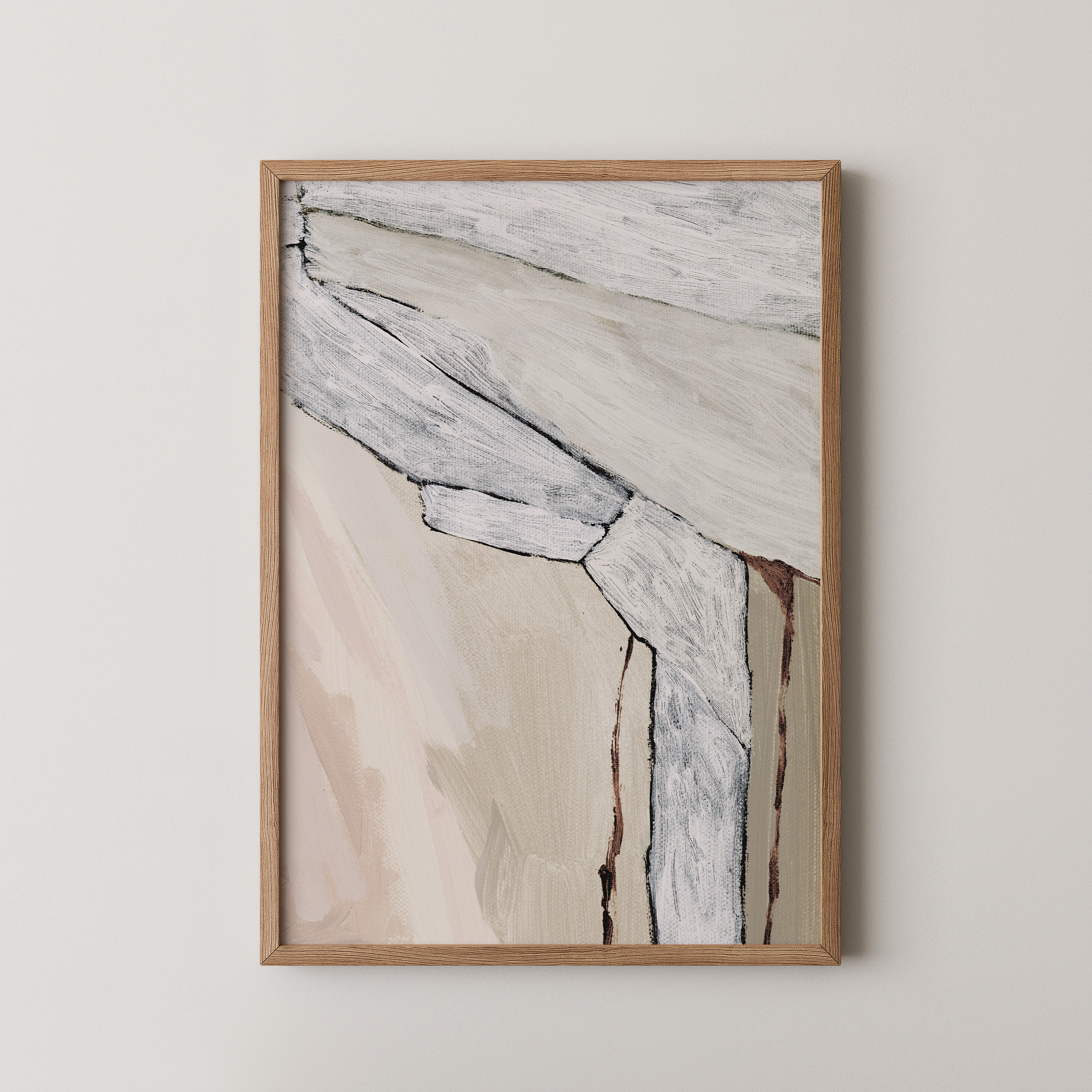 יצירה אבסטרקטית בגוונים טבעיים של חול, שמנת ואפור עם משיכות מכחול טקסטורליות במסגרת עץ.