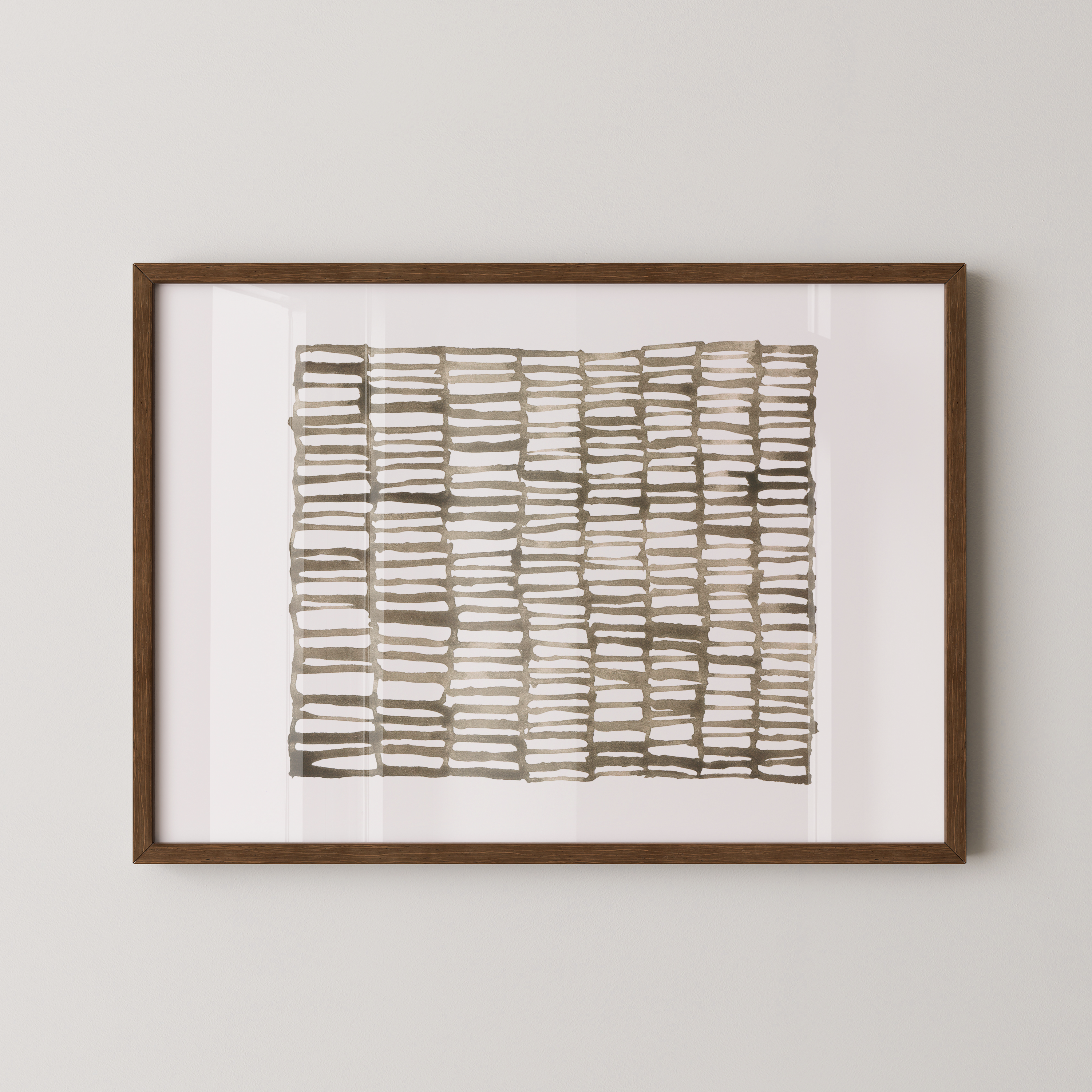 יצירת אמנות מינימליסטית אלטינס – דפוס גיאומטרי מופשט בגווני שחור וחום במסגרת עץ, תלוי על קיר בהיר.