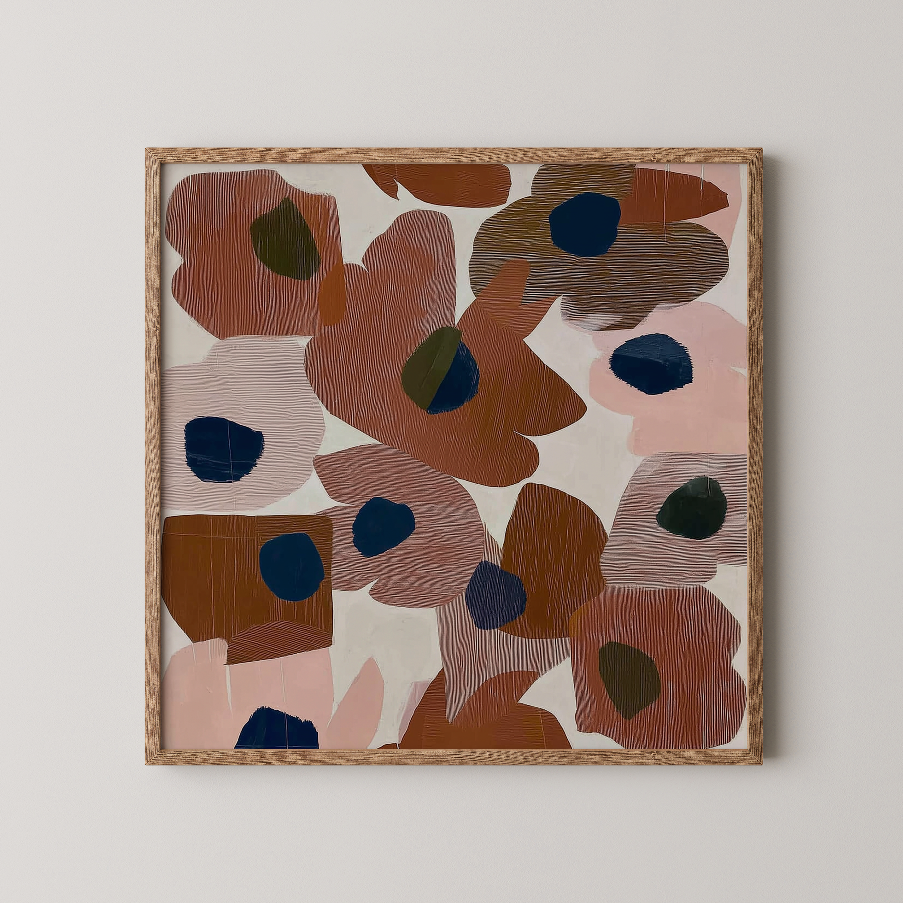 יצירה מופשטת בגווני טרקוטה, ורוד וכחול כהה, עם כתמים רחבים וטקסטורה גלויה, ממוסגרת בעץ אלון / לבן / שחור.