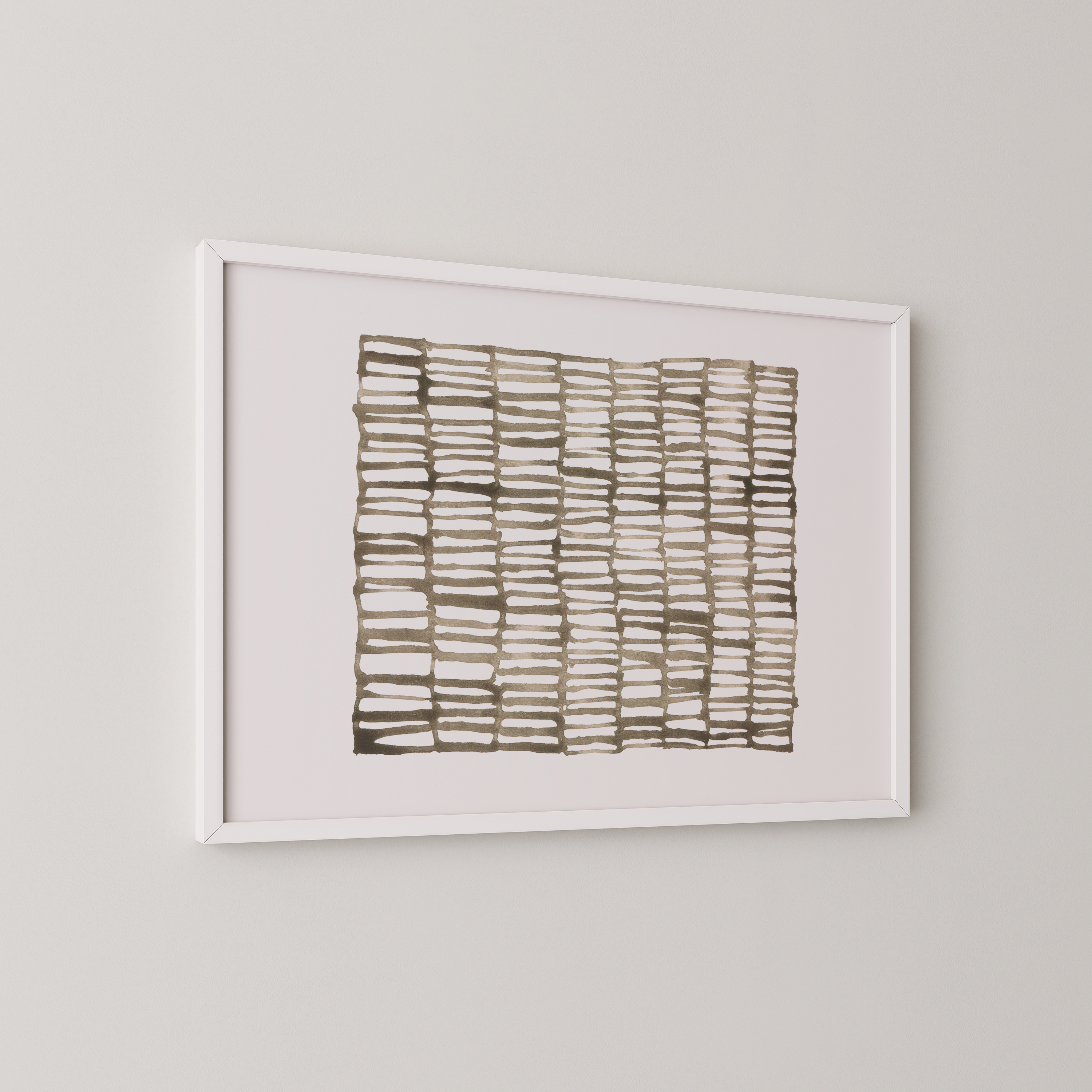 יצירת אמנות מינימליסטית אלטינס – דפוס גיאומטרי מופשט בגווני שחור וחום במסגרת עץ, תלוי על קיר בהיר.