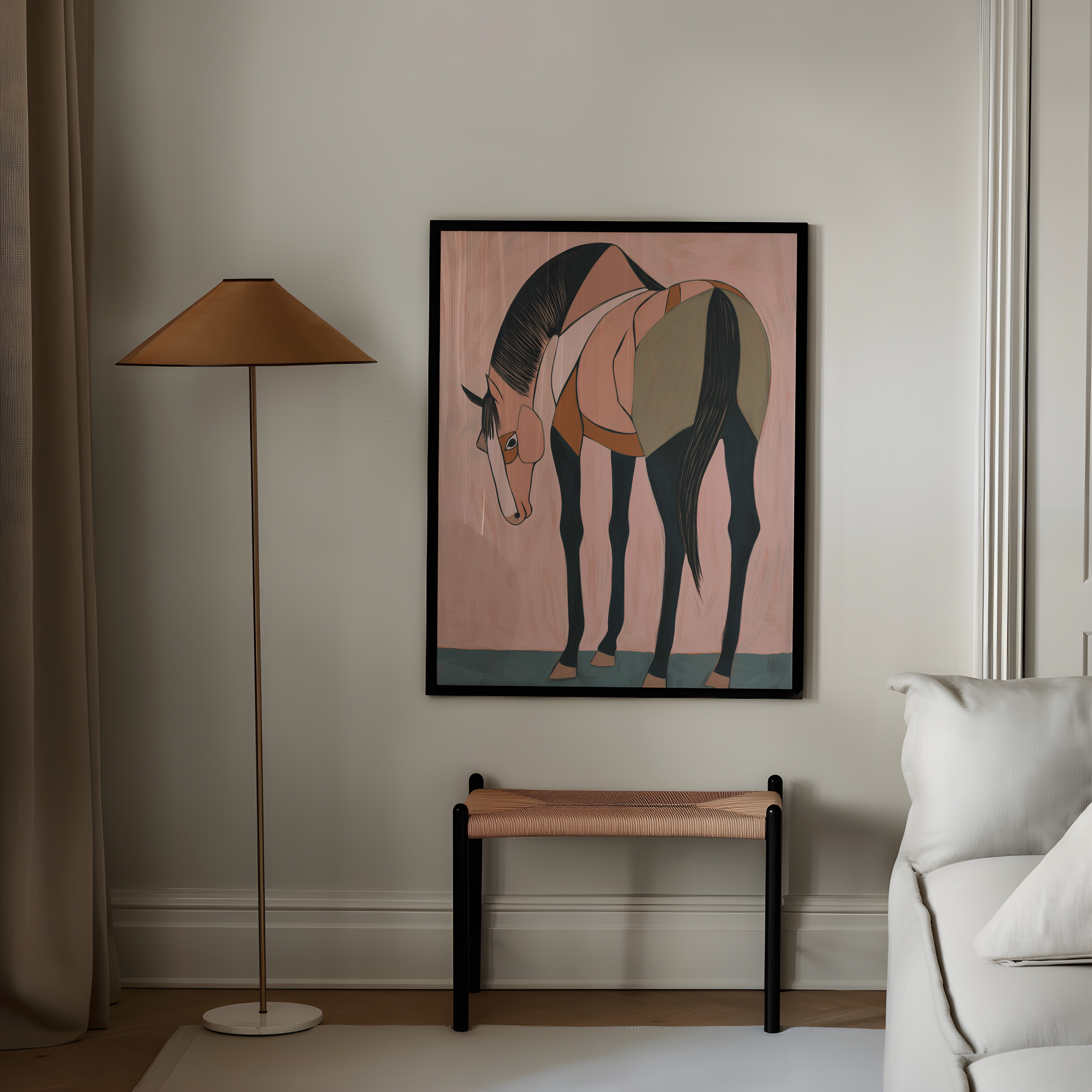 הדפס אמנותי ממוסגר בסגנון מינימליסטי של דמות סוס בקווים רכים ובגווני חום, ורוד ושחור, תלוי על קיר בהיר