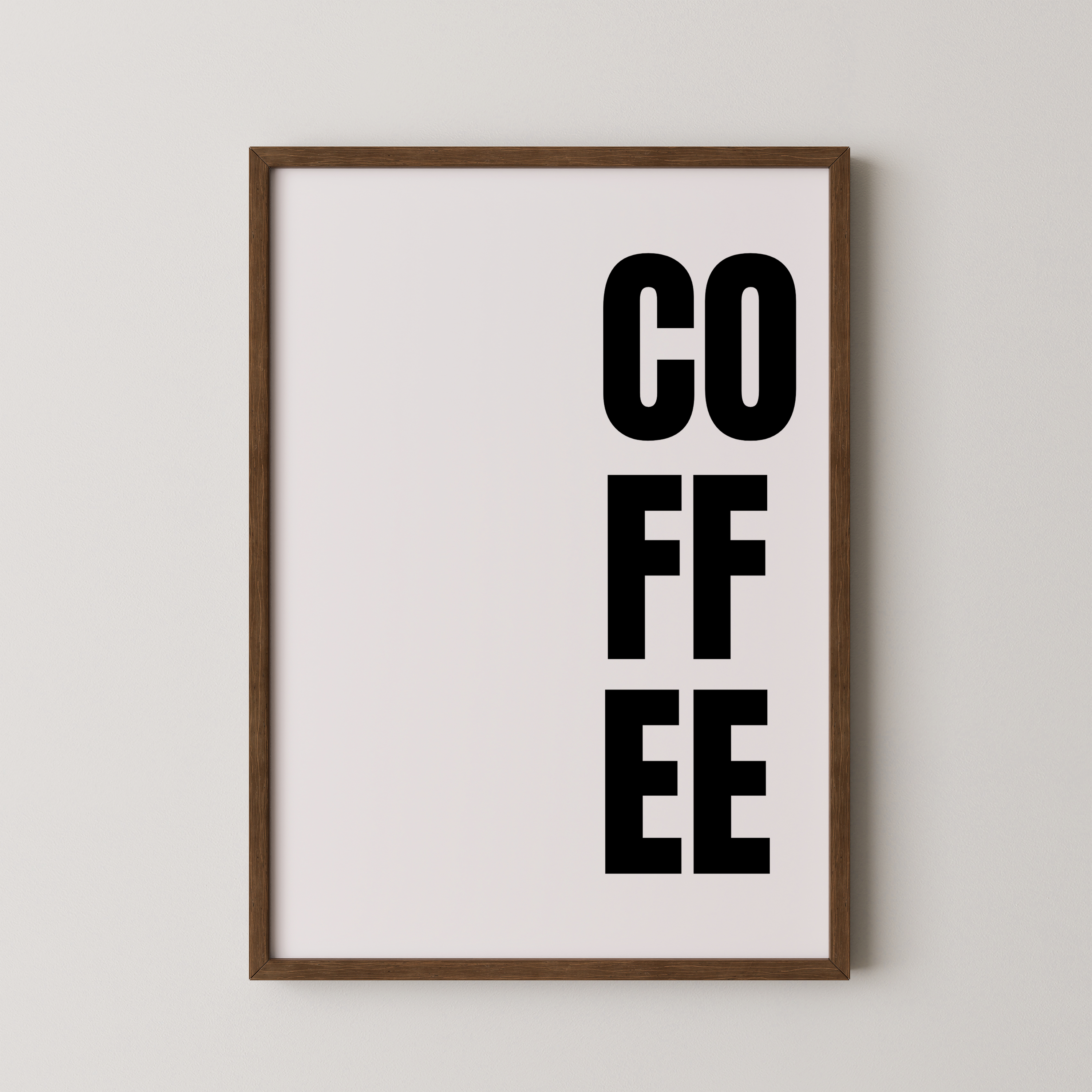 פוסטר טיפוגרפי עם כיתוב COFFEE באותיות שחורות על רקע בהיר, מתאים לפינת קפה במטבח.