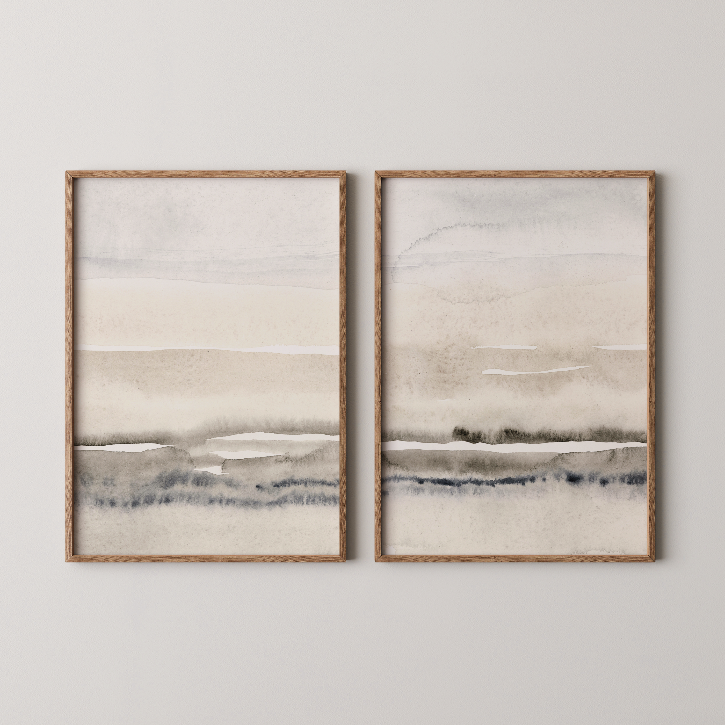סט של שני פוסטרים ממוסגרים בעיצוב אבסטרקטי בגוונים טבעיים של חול, מים ושמיים, עם קווים רכים ליצירת אווירה רגועה ומודרנית.