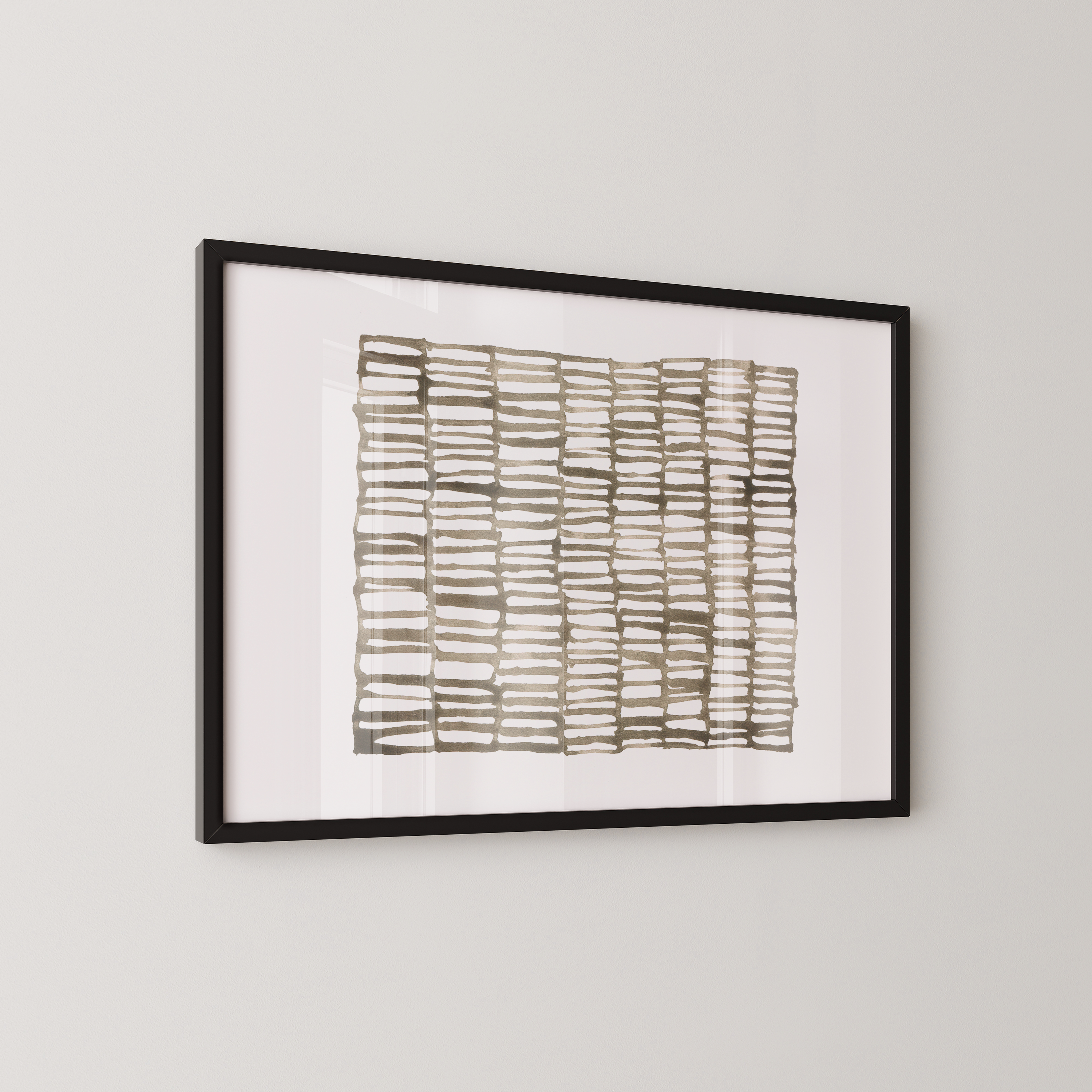 יצירת אמנות מינימליסטית אלטינס – דפוס גיאומטרי מופשט בגווני שחור וחום במסגרת עץ, תלוי על קיר בהיר.