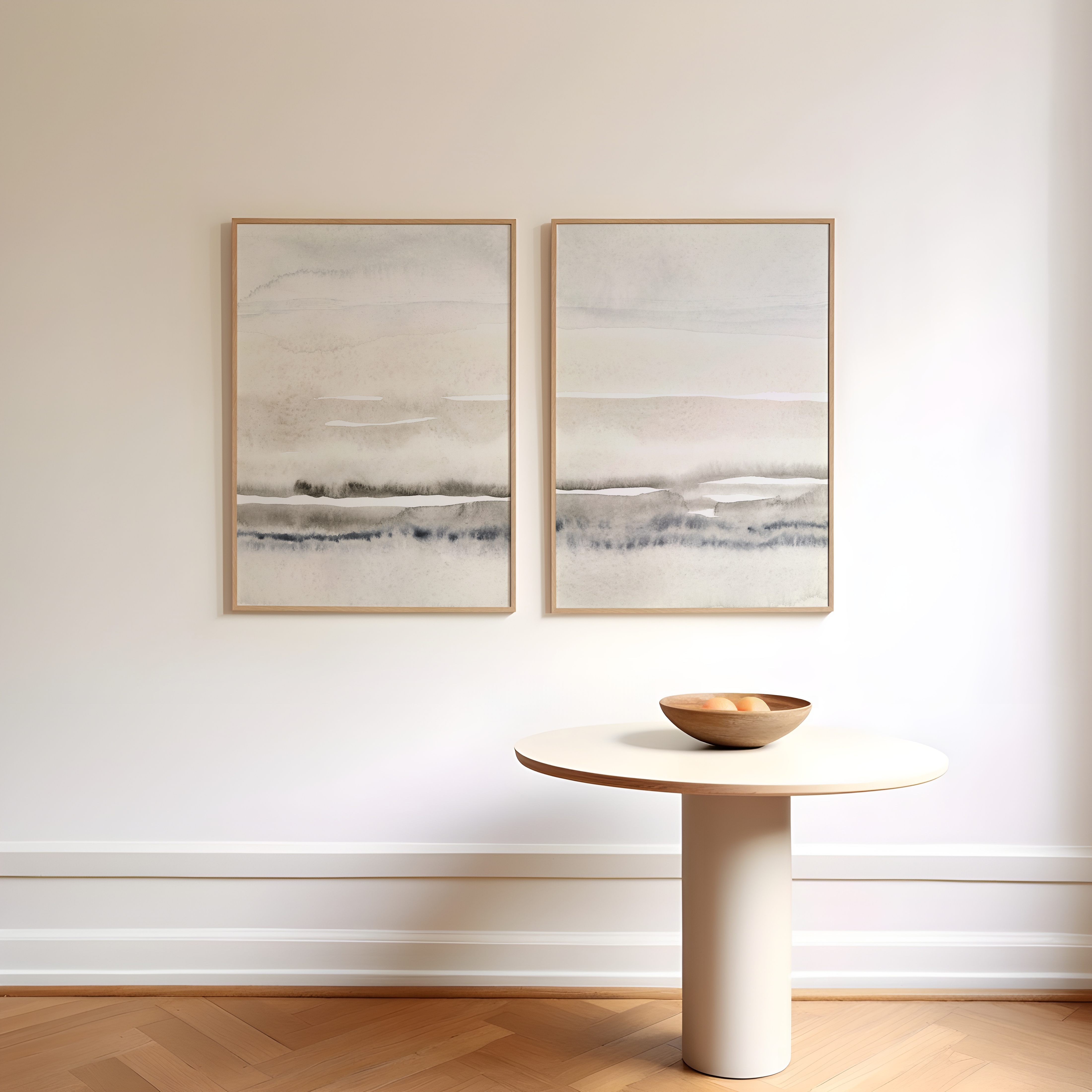 סט של שני פוסטרים ממוסגרים בעיצוב אבסטרקטי בגוונים טבעיים של חול, מים ושמיים, עם קווים רכים ליצירת אווירה רגועה ומודרנית.