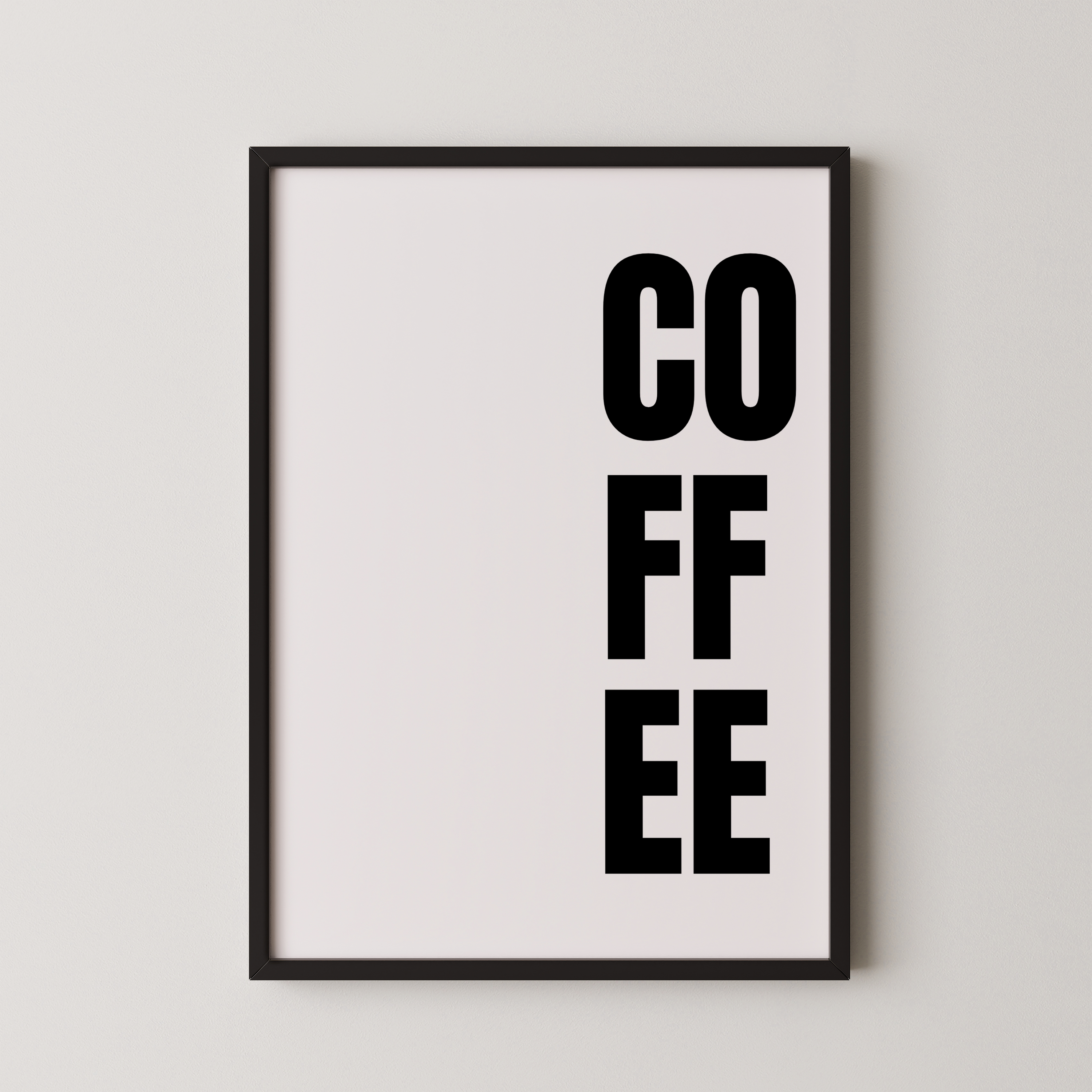 פוסטר טיפוגרפי עם כיתוב COFFEE באותיות שחורות על רקע בהיר, מתאים לפינת קפה במטבח.