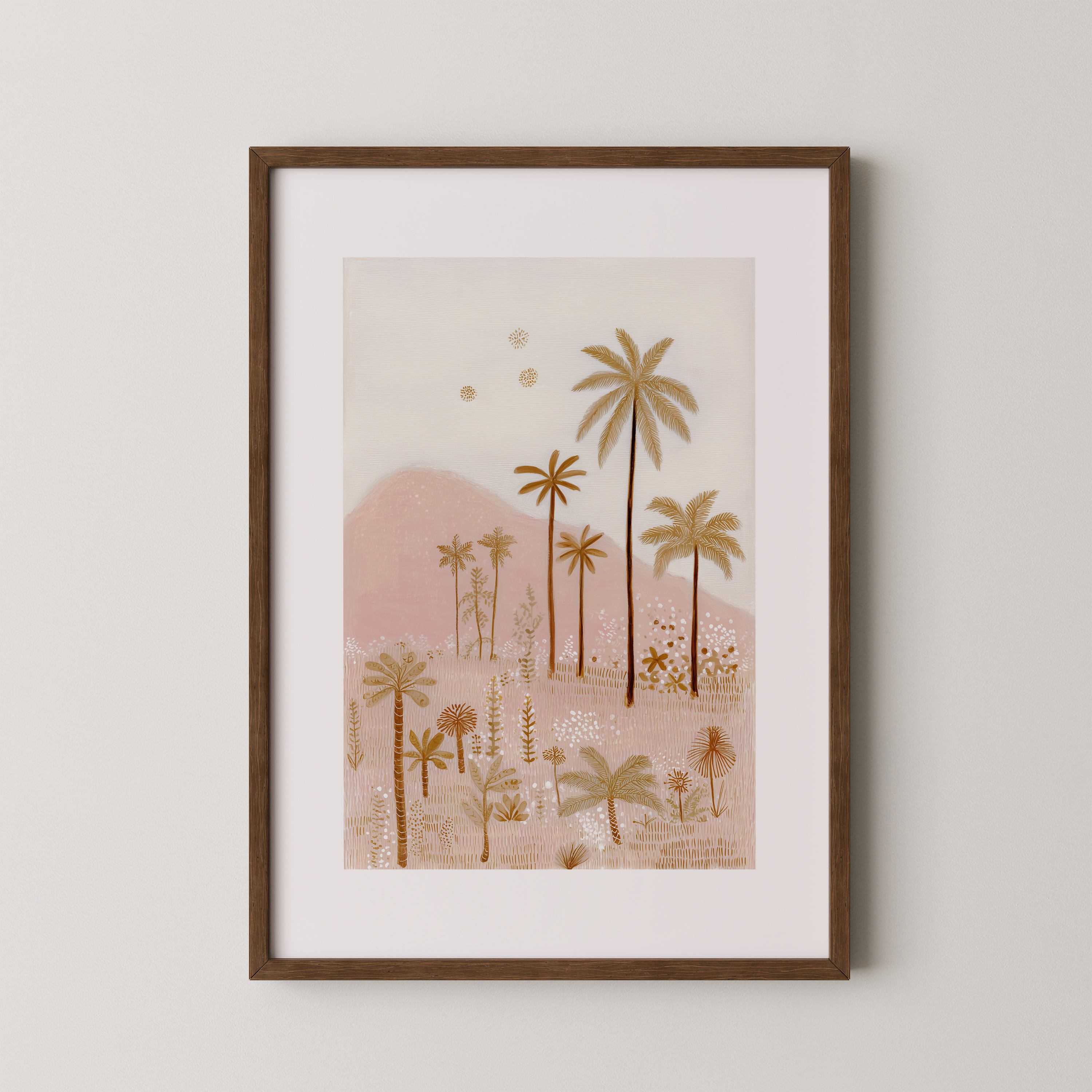 יצירה ממוסגרת עם עצי דקל וצמחייה בגווני ורוד חולי וזהב, בעיצוב עדין ומינימליסטי