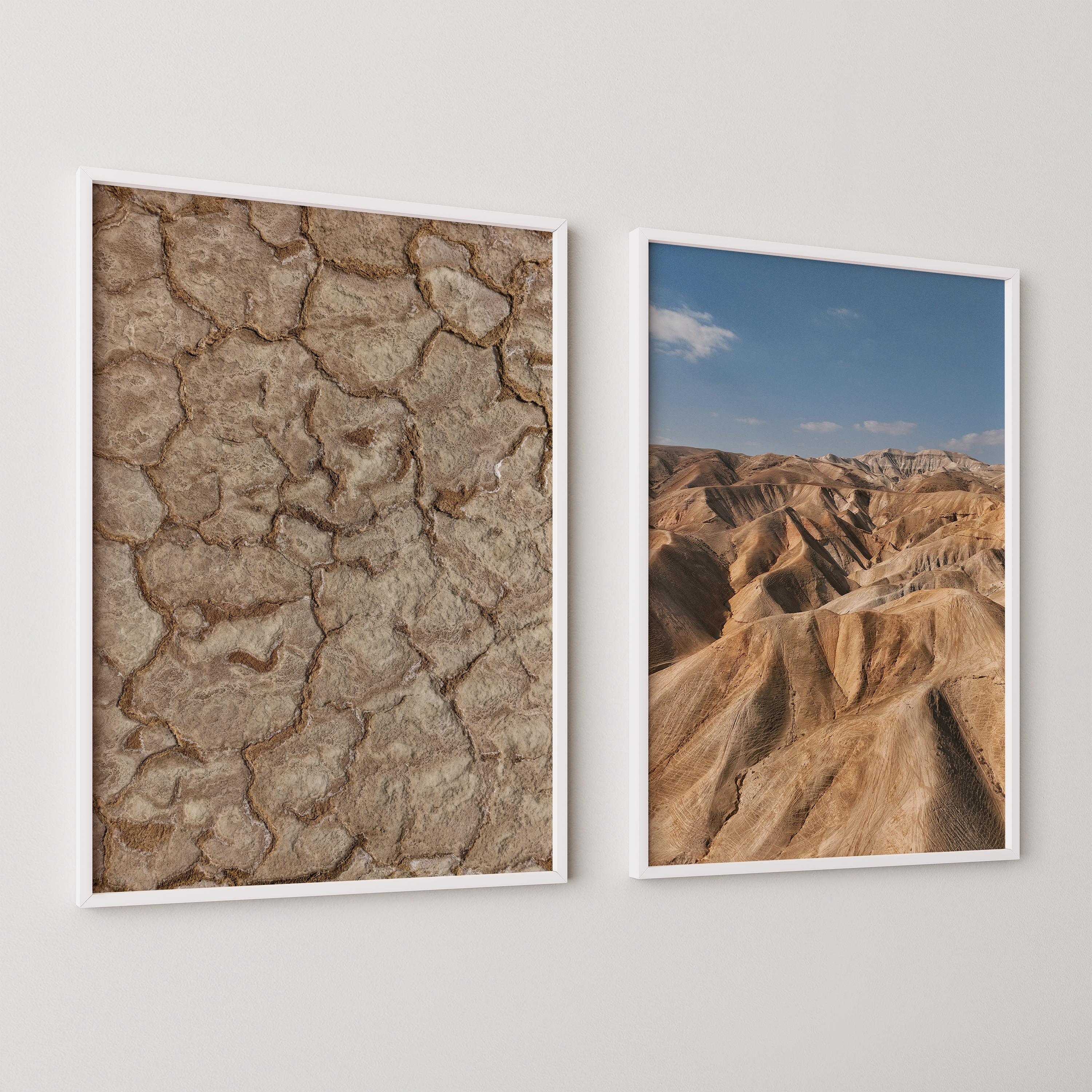 סט צילומים ממוסגר של חן כליפה לוי – אדמת מלח סדוקה ומרקם מדברי לצד רכסי נבי מוסא בגווני חול ושמיים כחולים