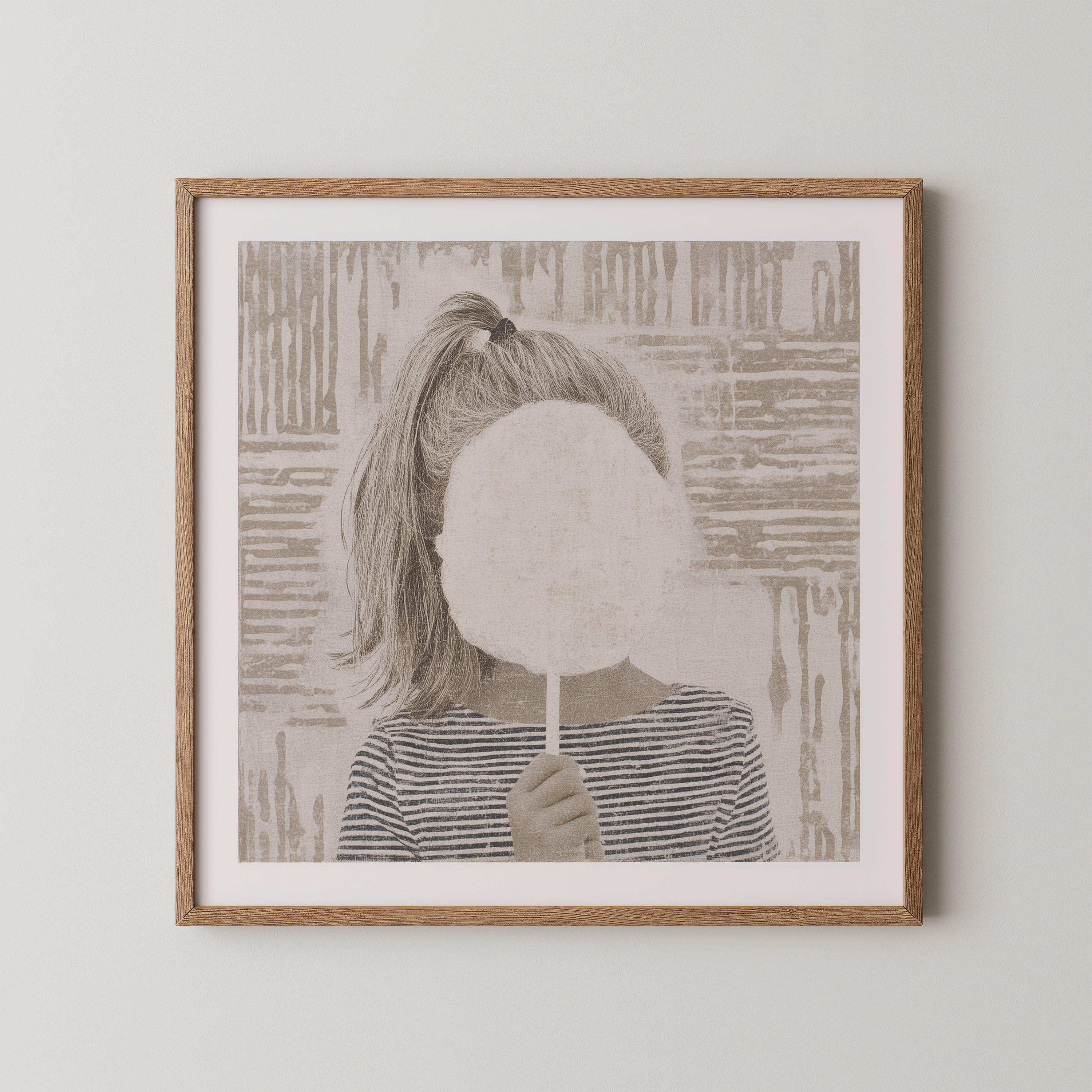 הדפס אמנותי בשם Nuvie – ילדה מחזיקה ענן סוכר המסתיר את פניה, בגווני בז’ עדינים במסגרת עץ טבעי.