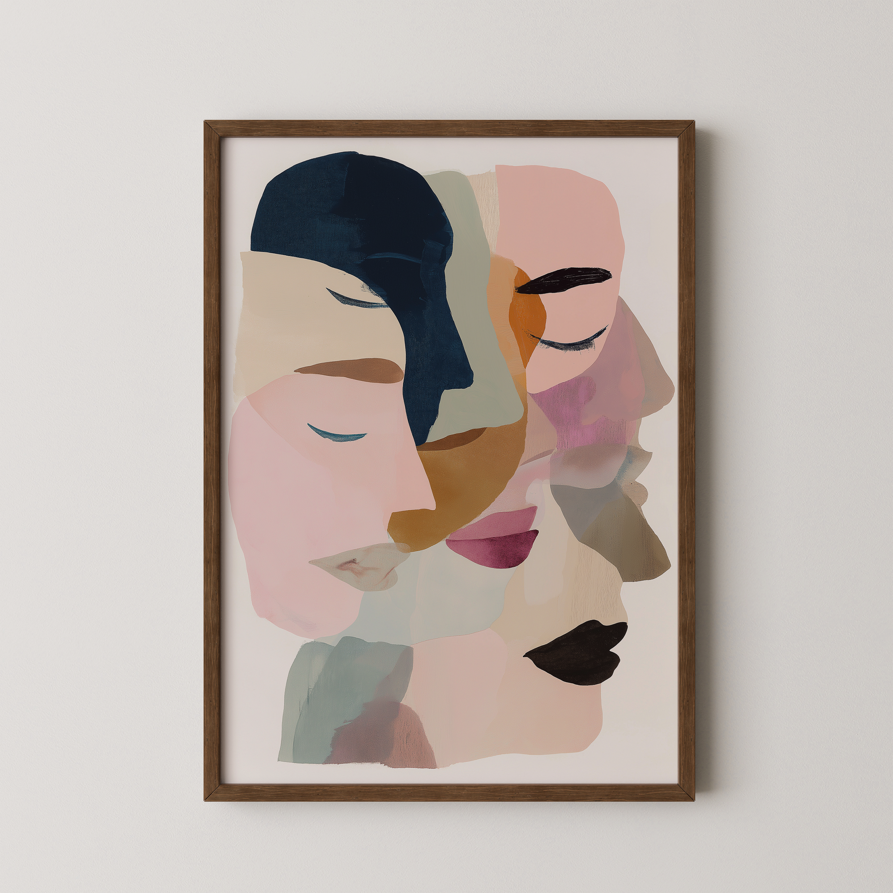 הדפס אמנותי מופשט של דמות נשית בסגנון מודרני, שכבות צבע רכות בגווני ניוד, ורוד וכחול, ממוסגר ותלוי בסלון מינימליסטי