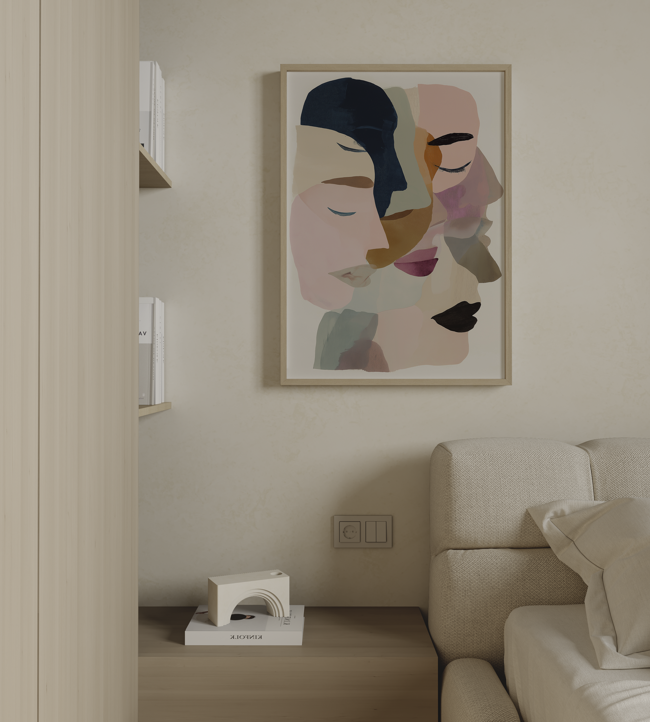 הדפס אמנותי מופשט של דמות נשית בסגנון מודרני, שכבות צבע רכות בגווני ניוד, ורוד וכחול, ממוסגר ותלוי בסלון מינימליסטי