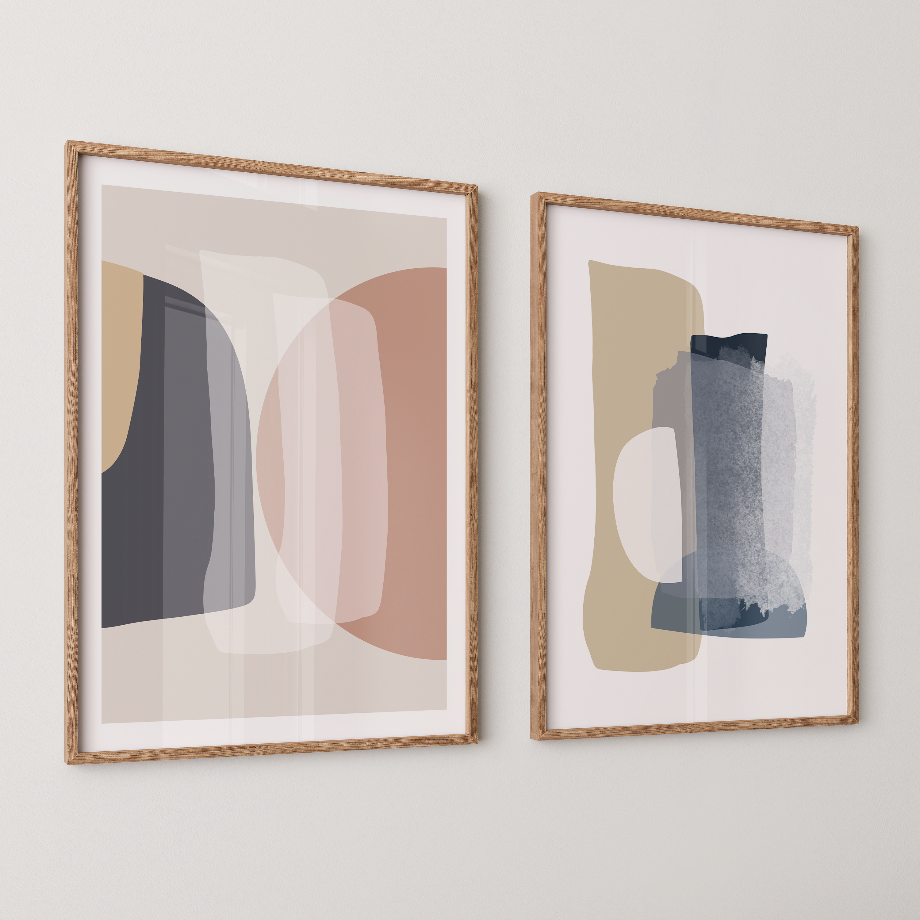 סט של שני פוסטרים ממוסגרים בסגנון אבסטרקטי, עם צורות אורגניות בגווני בז', כחול עמוק ואפרסק, המשדרים הרמוניה ורוגע.