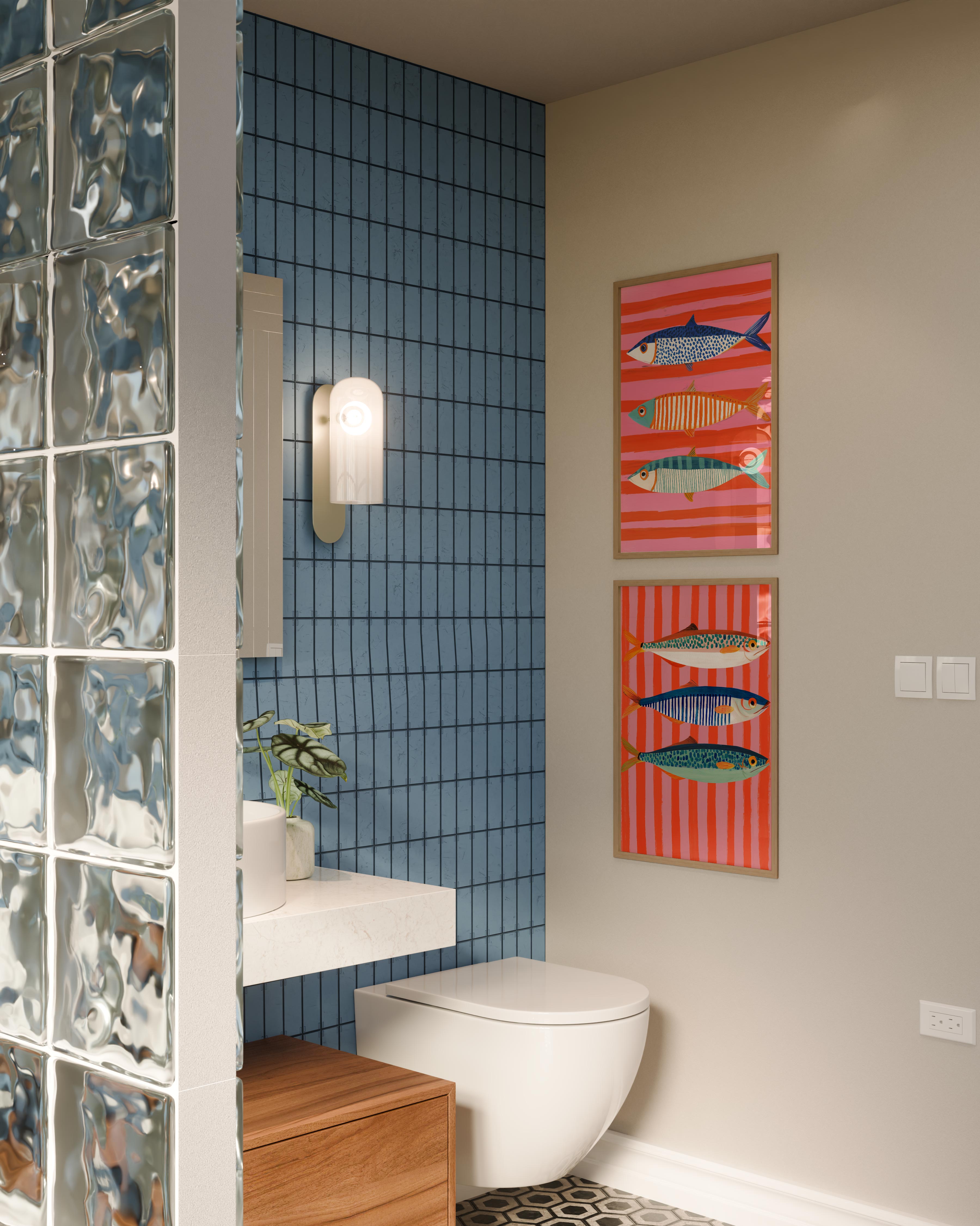 זוג הדפסים צבעוניים של דגים על רקע פסים בגווני ורוד וכתום, ממוסגרים בעץ.