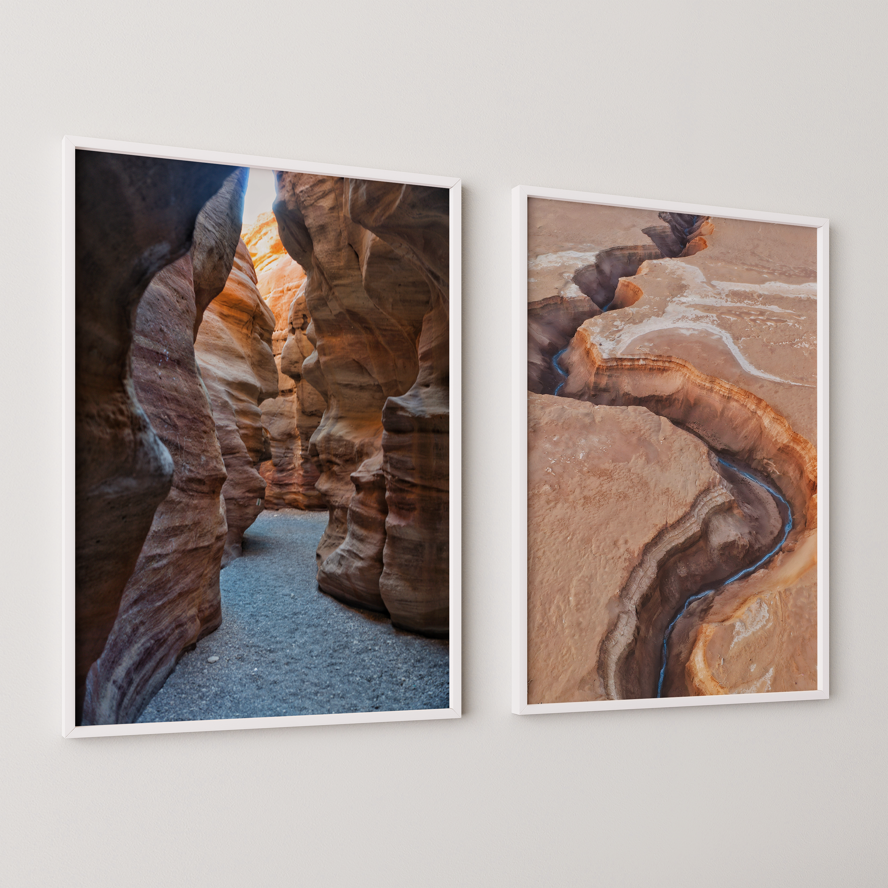 סט צילומים ממוסגר מאת חן כליפה לוי – ערוץ נחל במדבר ים המלח לצד מעבר צר בקניון האדום בהרי אילת, בגווני אבן וחול טבעיים