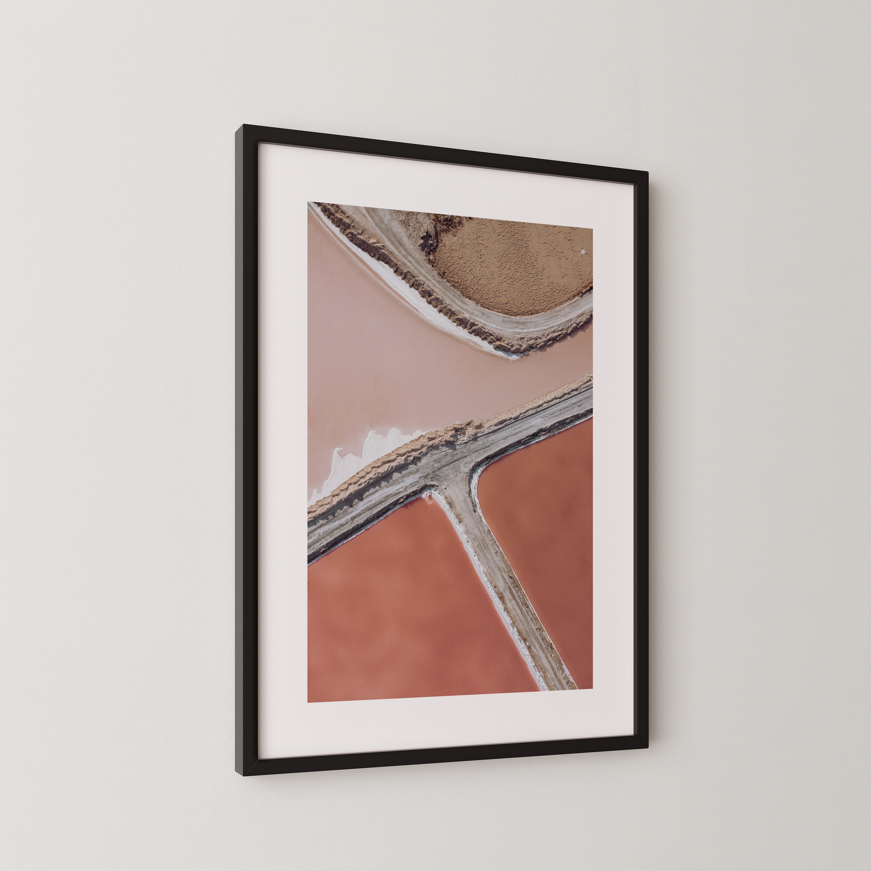 קו המלח — צילום אוויר מאת שי אשכנזי. מבט רחפן על בריכות המלח באילת, חלוקה גאומטרית בגווני ורוד, אדום וחום.