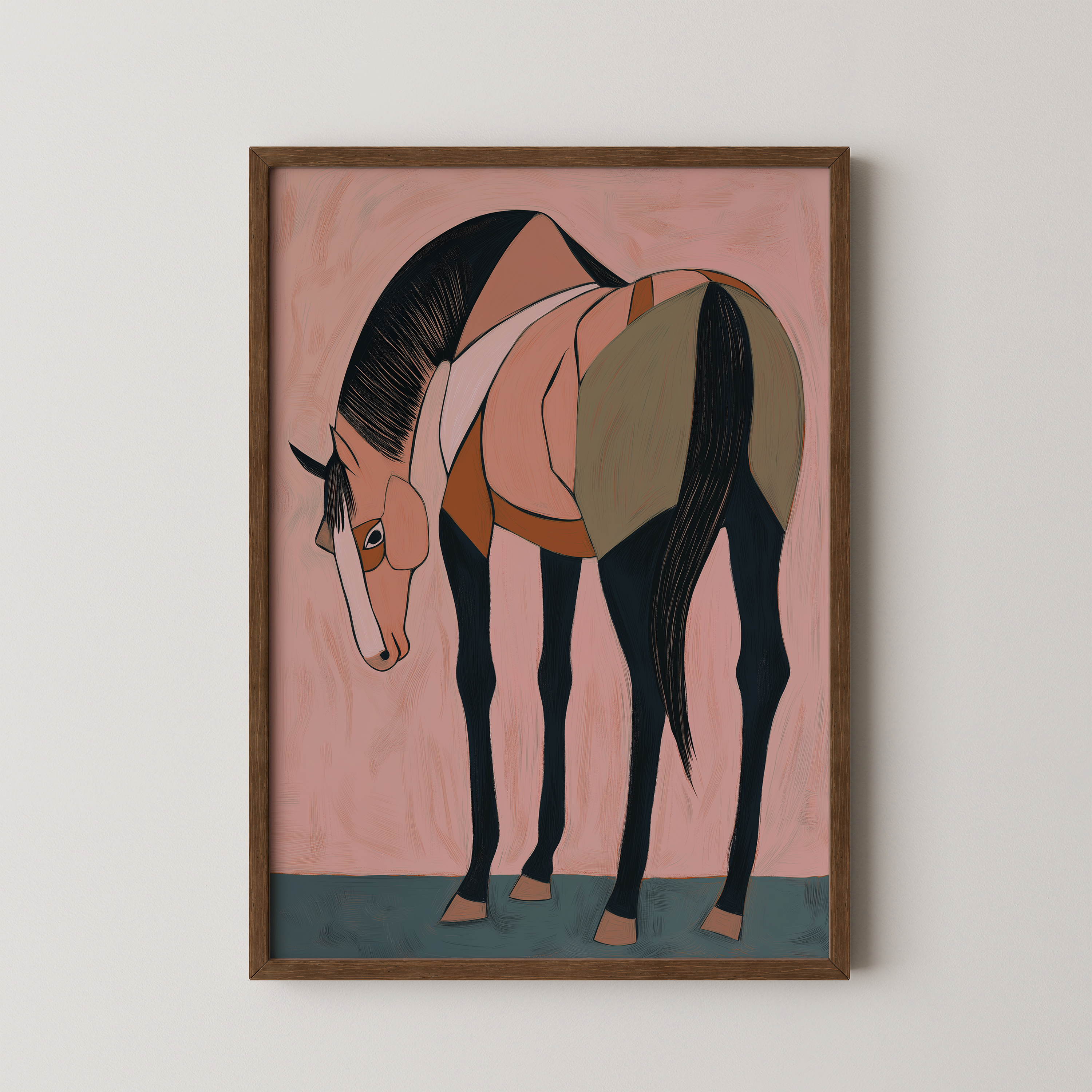 הדפס אמנותי ממוסגר בסגנון מינימליסטי של דמות סוס בקווים רכים ובגווני חום, ורוד ושחור, תלוי על קיר בהיר