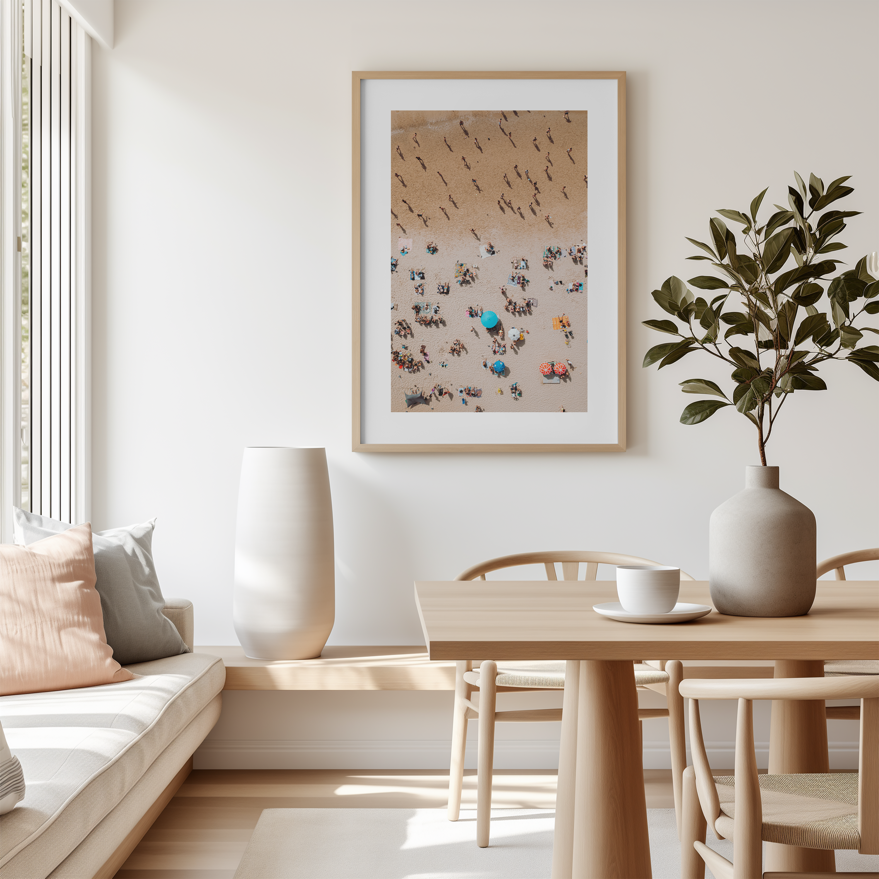 חוף בהרצליה — צילום אוויר מאת שי אשכנזי. אנשים וצללים על חוף הים, מבט רחפן אבסטרקטי.