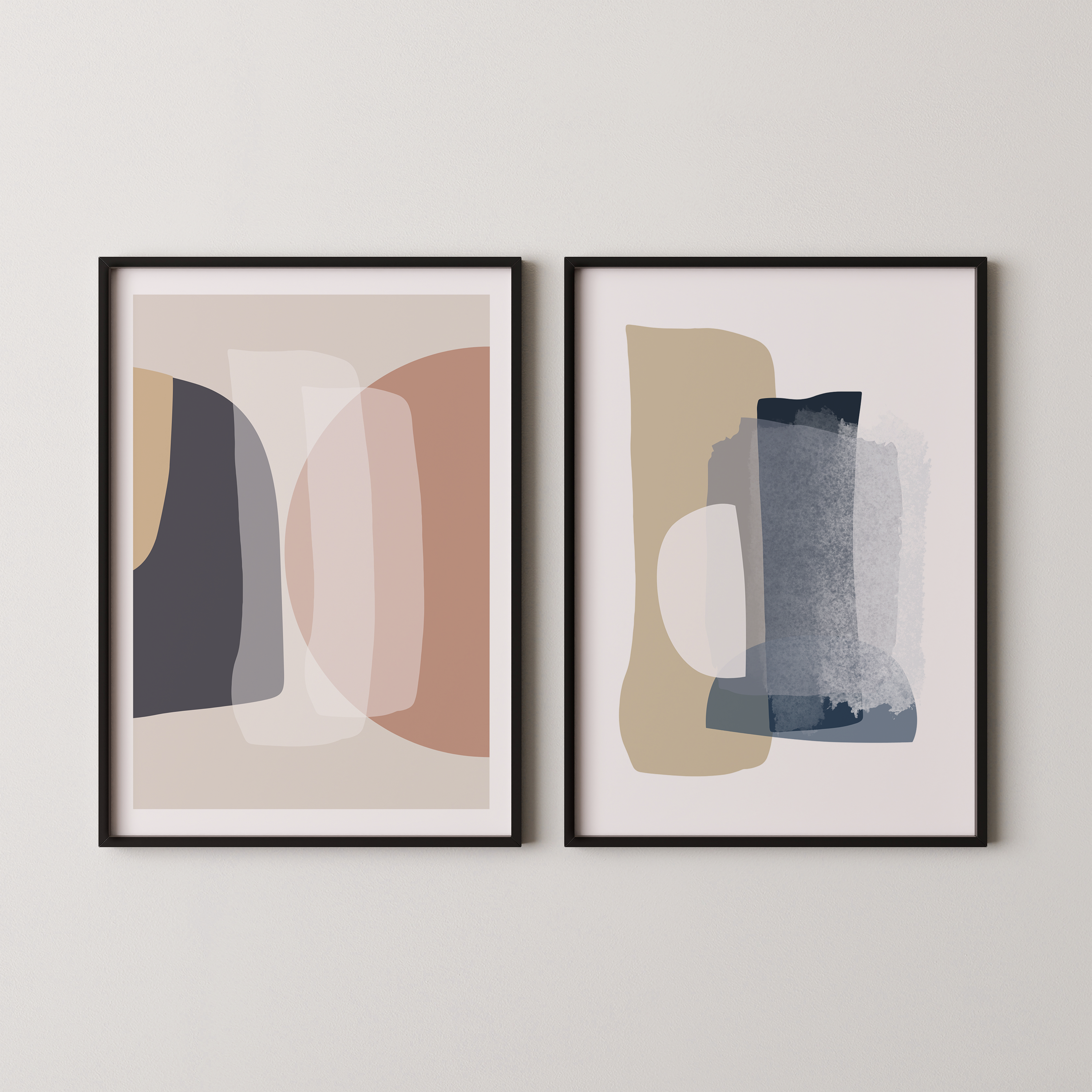 סט של שני פוסטרים ממוסגרים בסגנון אבסטרקטי, עם צורות אורגניות בגווני בז', כחול עמוק ואפרסק, המשדרים הרמוניה ורוגע.