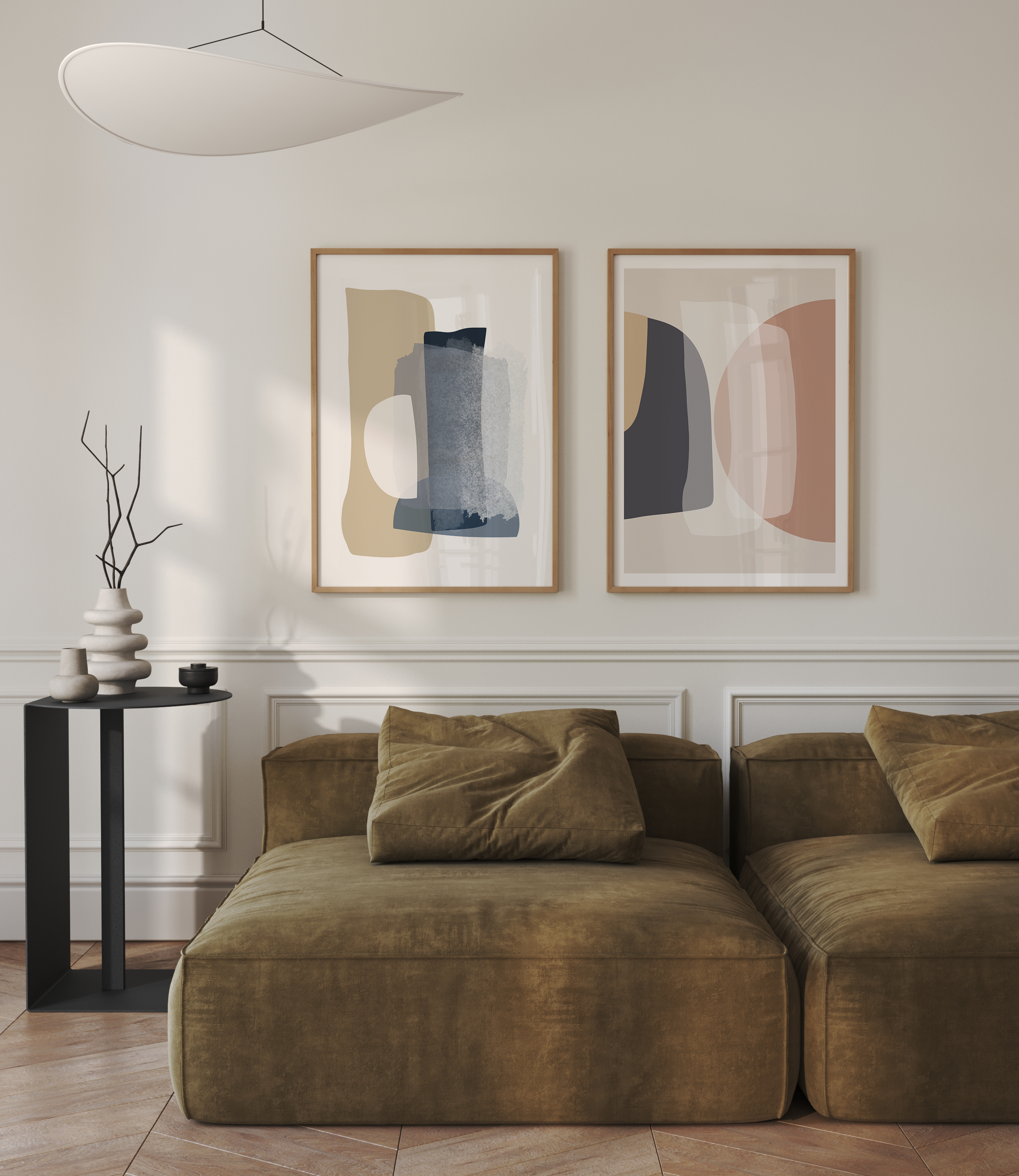 סט של שני פוסטרים ממוסגרים בסגנון אבסטרקטי, עם צורות אורגניות בגווני בז', כחול עמוק ואפרסק, המשדרים הרמוניה ורוגע.