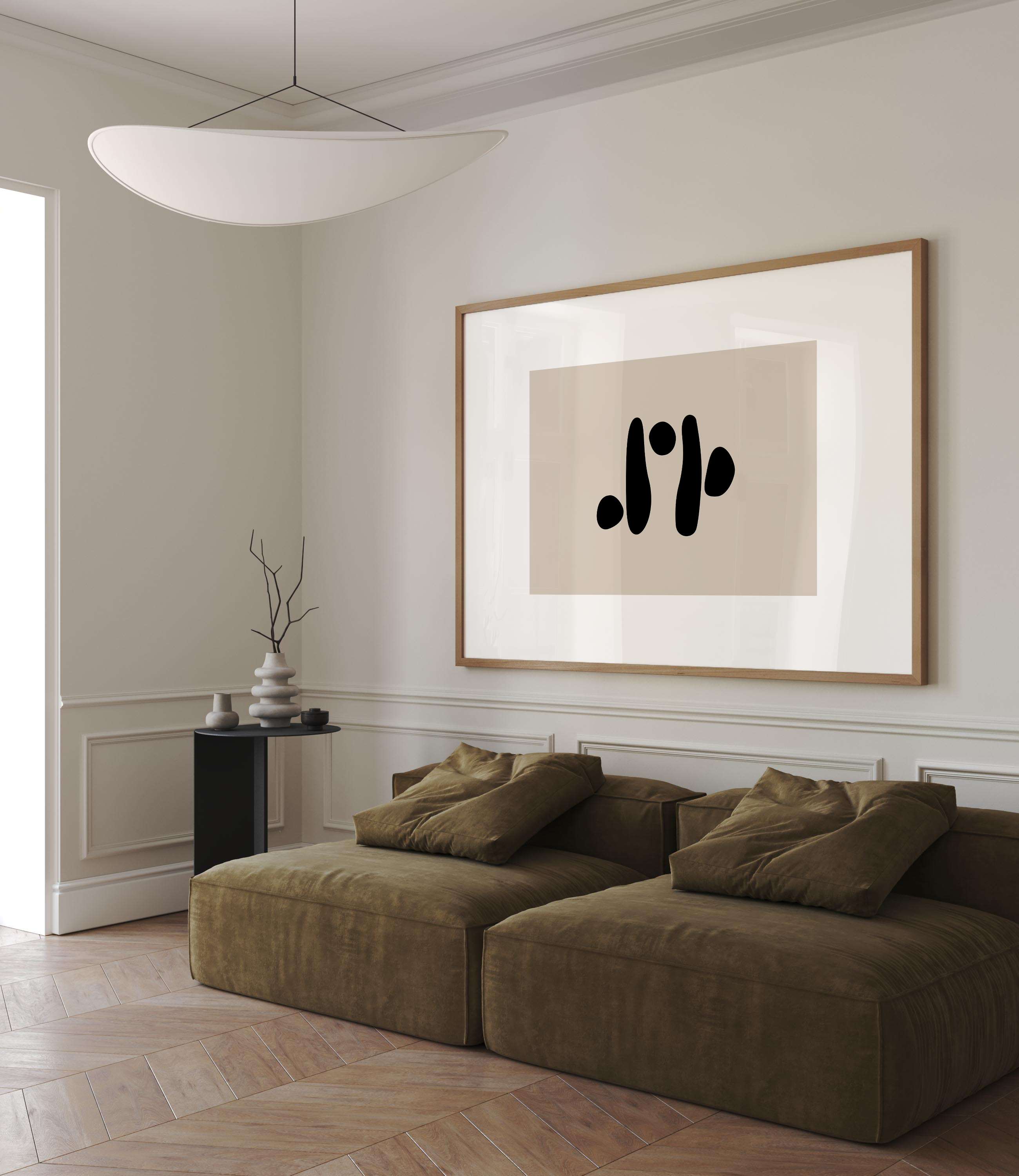 יצירת אמנות סינתיה – קומפוזיציה מופשטת של צורות שחורות על רקע טבעי, תלויה מעל ספה בסלון מודרני בגוונים בהירים.