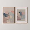 סט אמנות מופשטת בגוונים רכים – ורוד, כחול וחול במסגרת עץ טבעי, בעיצוב מודרני של Trausi+Tosh.