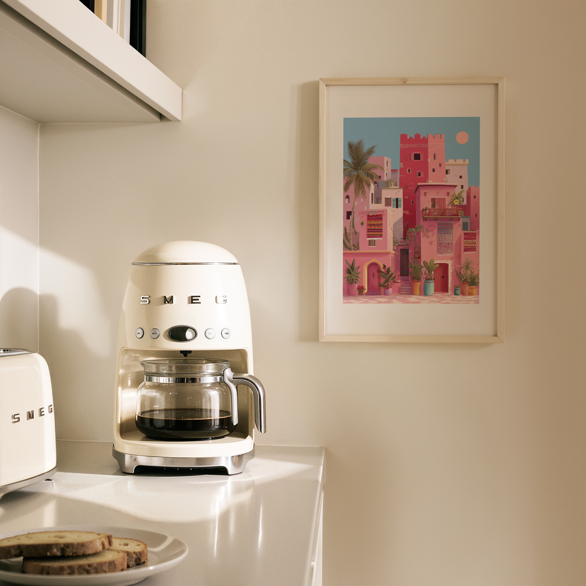 אילוסטרציה צבעונית של מבנים בגווני ורוד עם דקל, עציצים ושטיחים, בסגנון אוריינטלי עכשווי.