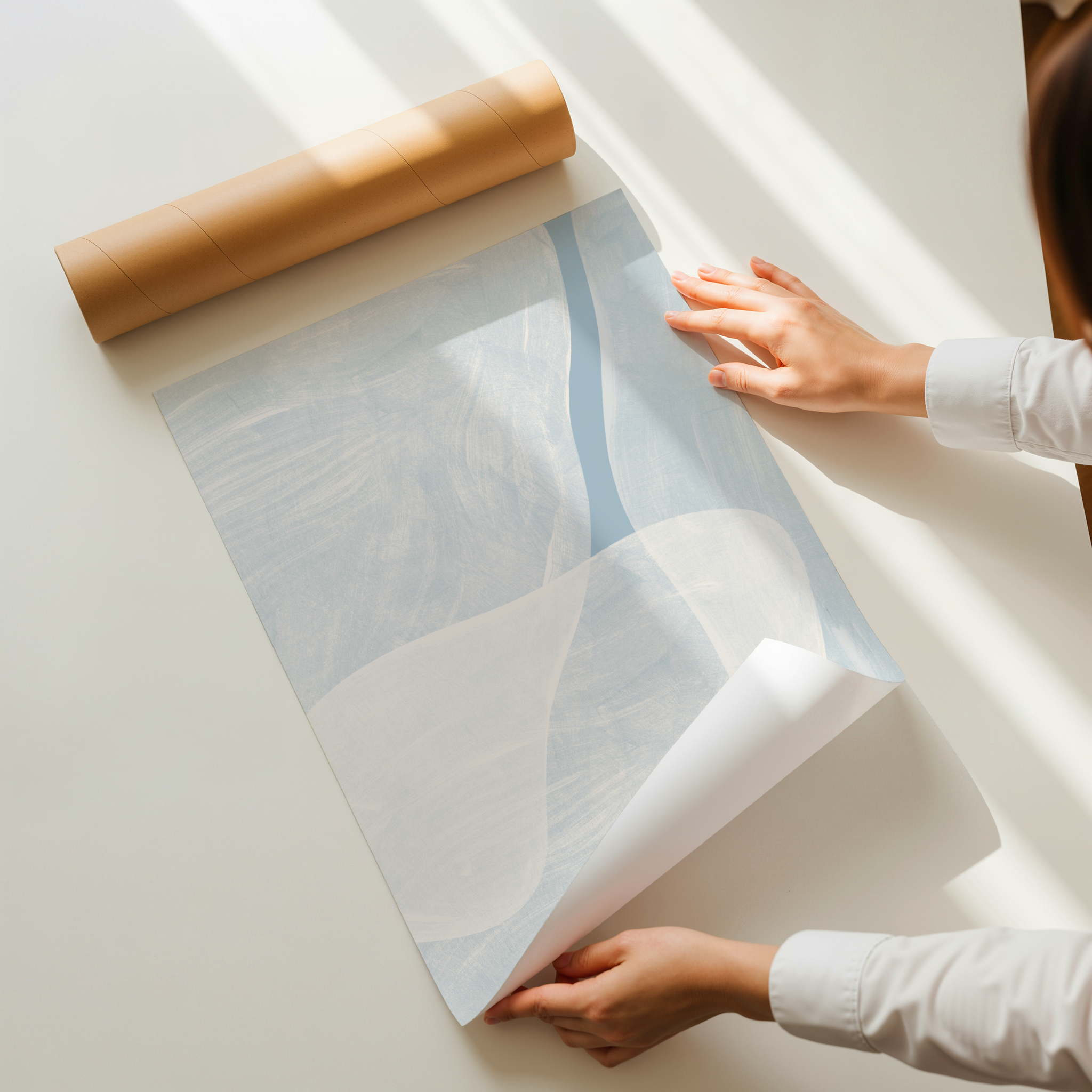 הדפס אמנותי מופשט בגווני כחול בהיר ולבן עם קווים רכים ותנועה עדינה, היצירה Aira מקולקציית Trausi+Tosh