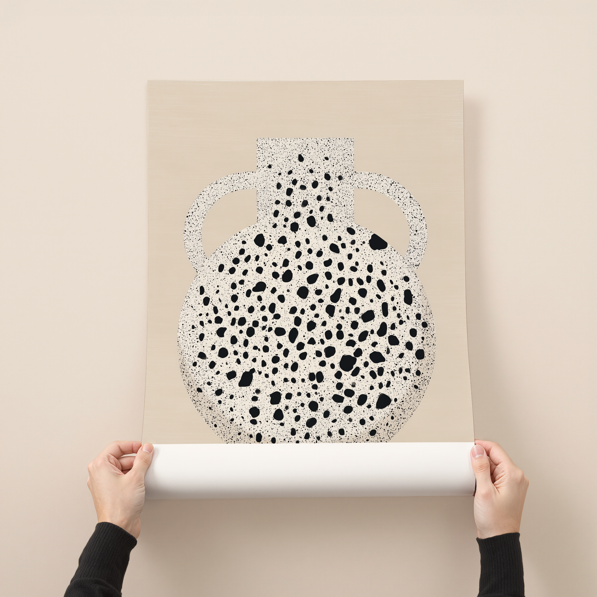 איור מופשט של כד בהשראת טרצו עם נקודות שחורות על רקע ניטרלי