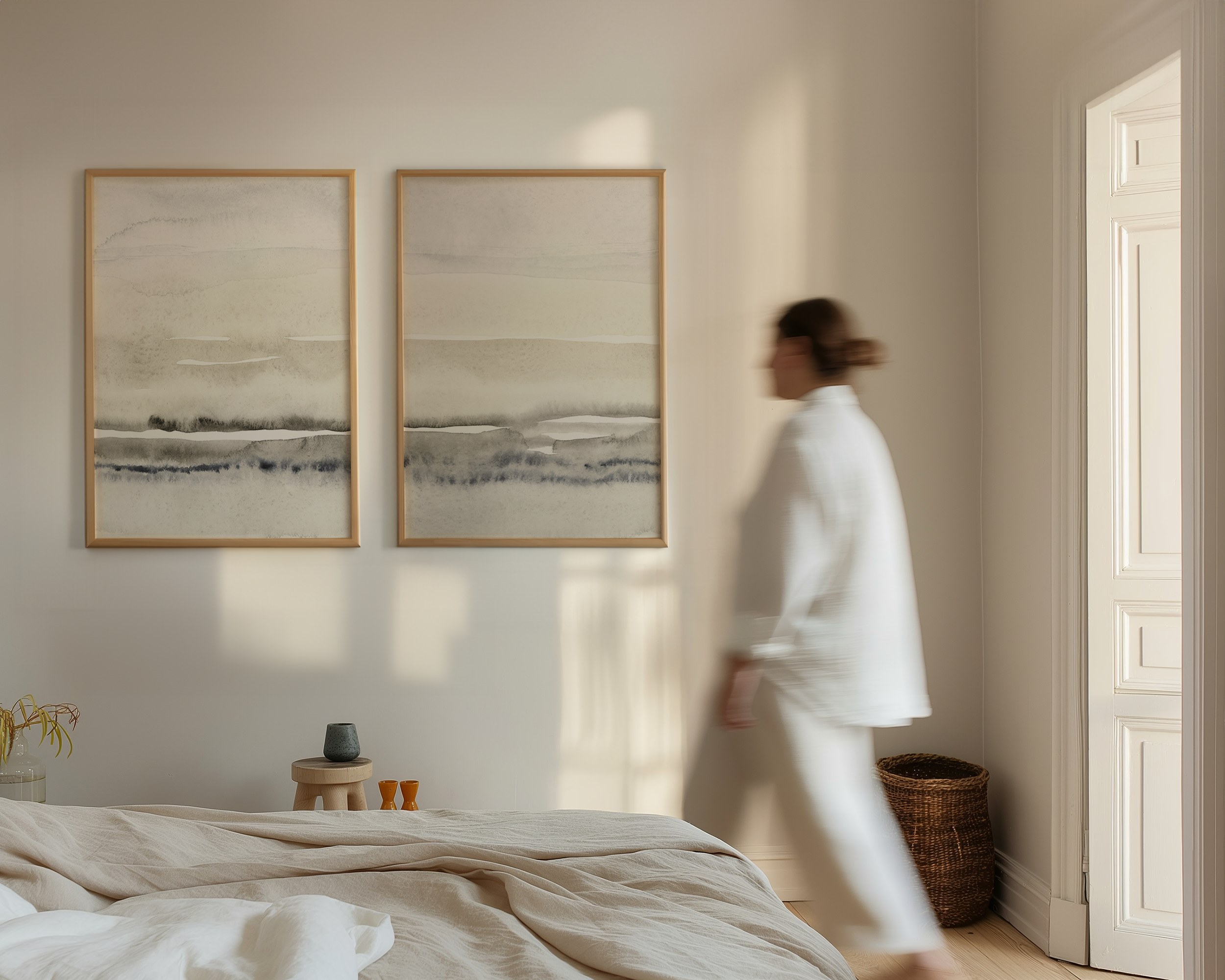סט של שני פוסטרים ממוסגרים בעיצוב אבסטרקטי בגוונים טבעיים של חול, מים ושמיים, עם קווים רכים ליצירת אווירה רגועה ומודרנית.