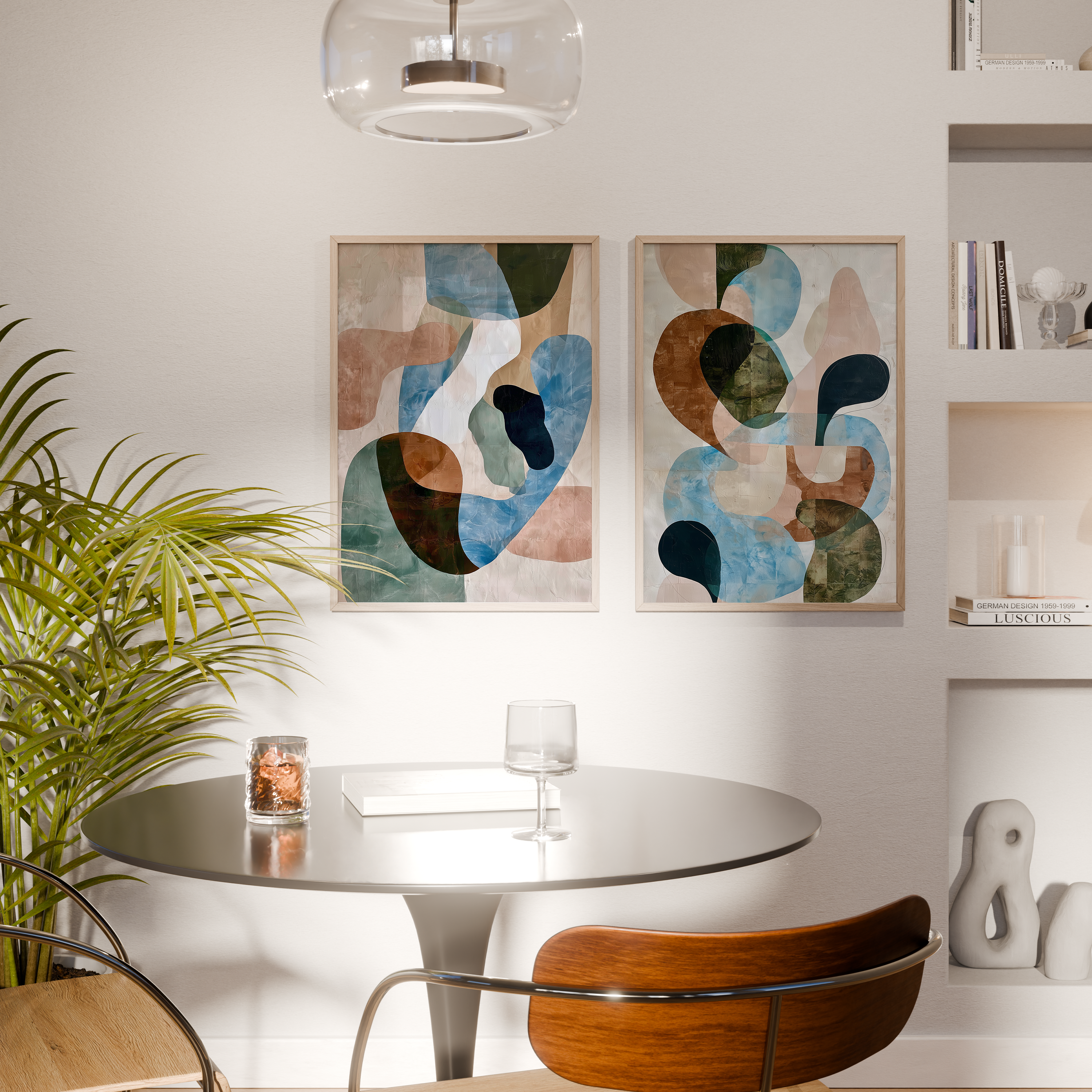 סט הדפסים אמנותיים Aluma עם צורות אורגניות בגוונים רכים, מוצג במסגרת עץ בסלון מודרני