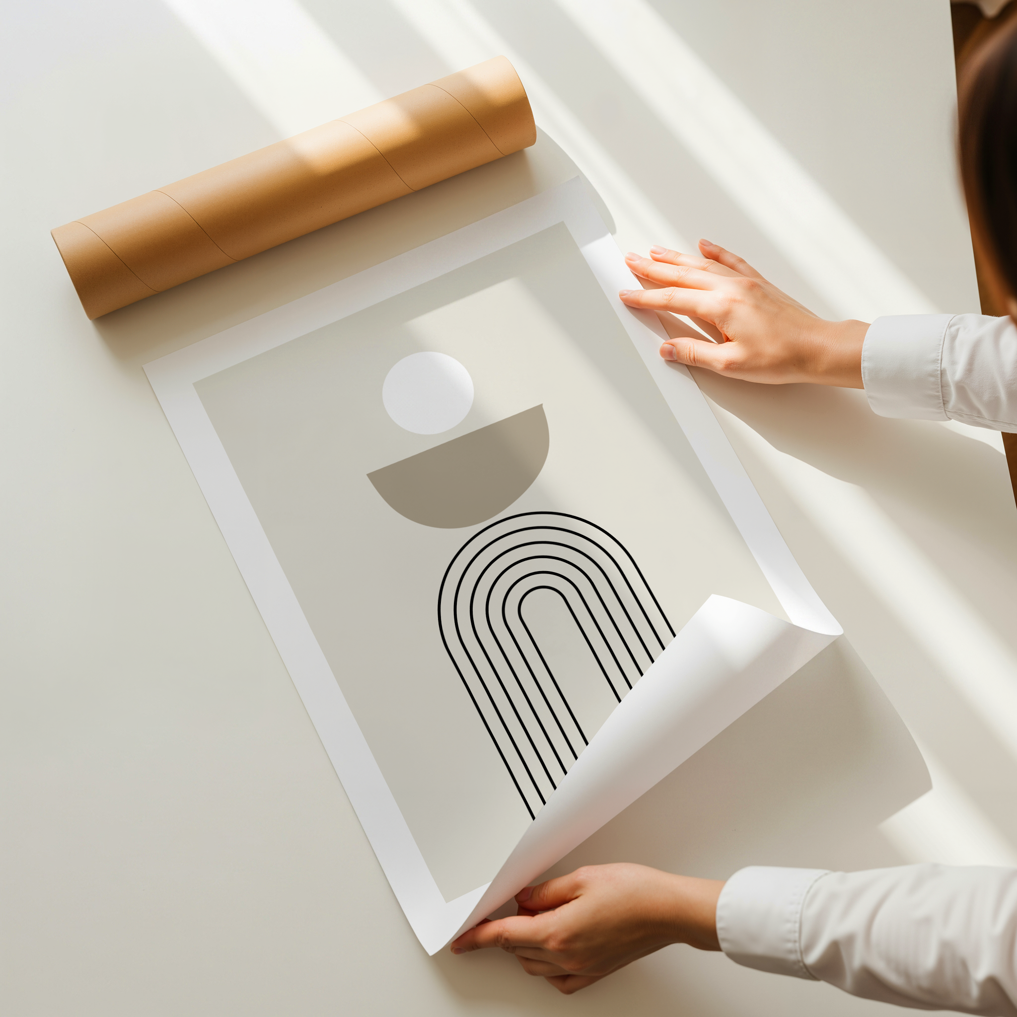 הדפס אמנותי מופשט בסגנון מינימליסטי עם קווים גיאומטריים שחורים וגוונים ניטרליים.