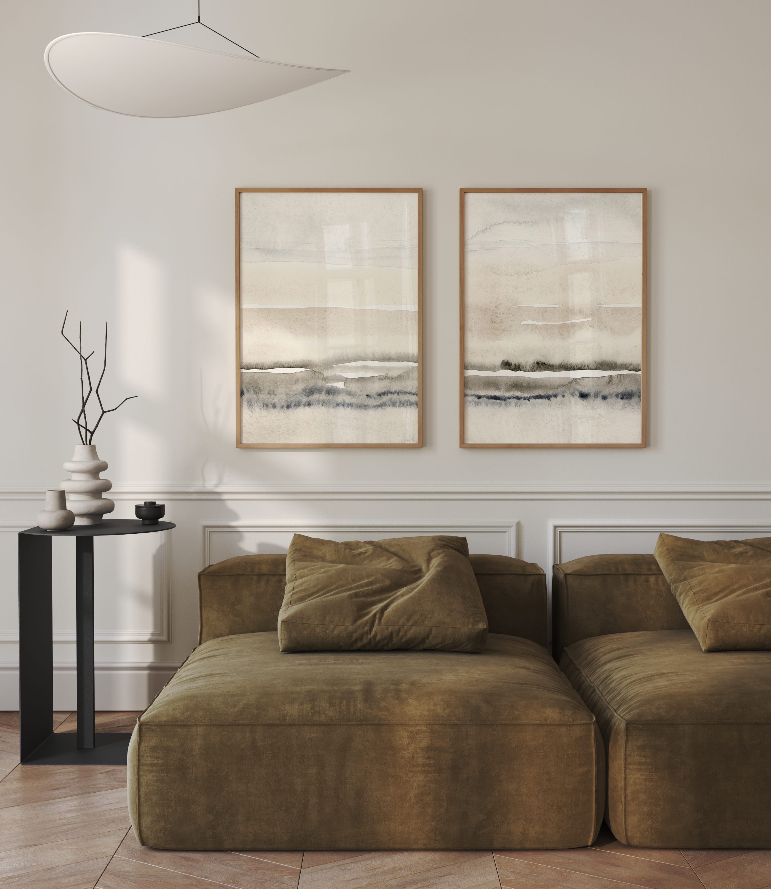 סט של שני פוסטרים ממוסגרים בעיצוב אבסטרקטי בגוונים טבעיים של חול, מים ושמיים, עם קווים רכים ליצירת אווירה רגועה ומודרנית.