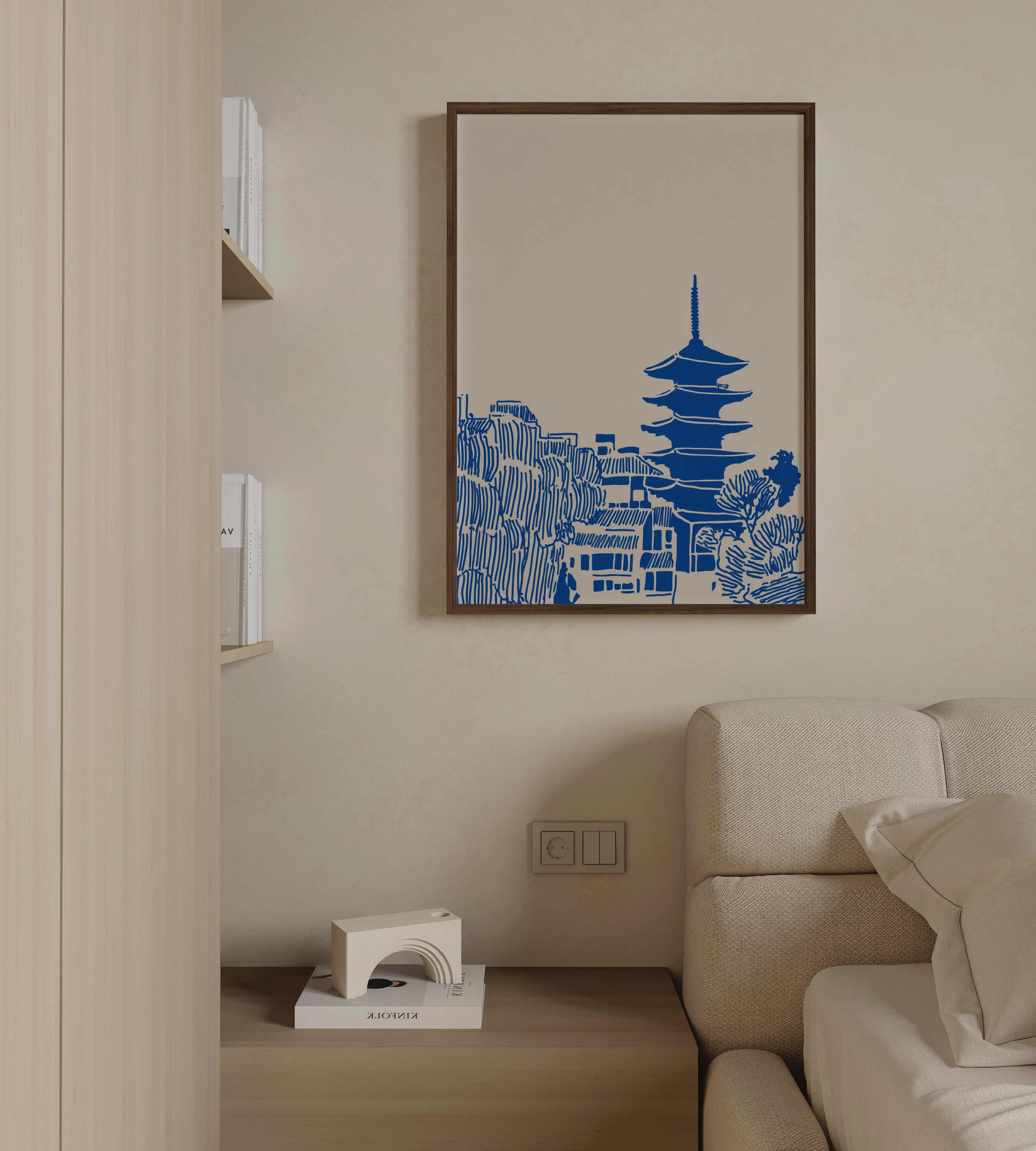 הדפס אמנותי KYOTO VIEW - סקיצה כחולה של מגדל פגודה יפני על רקע בז' במסגרת עץ