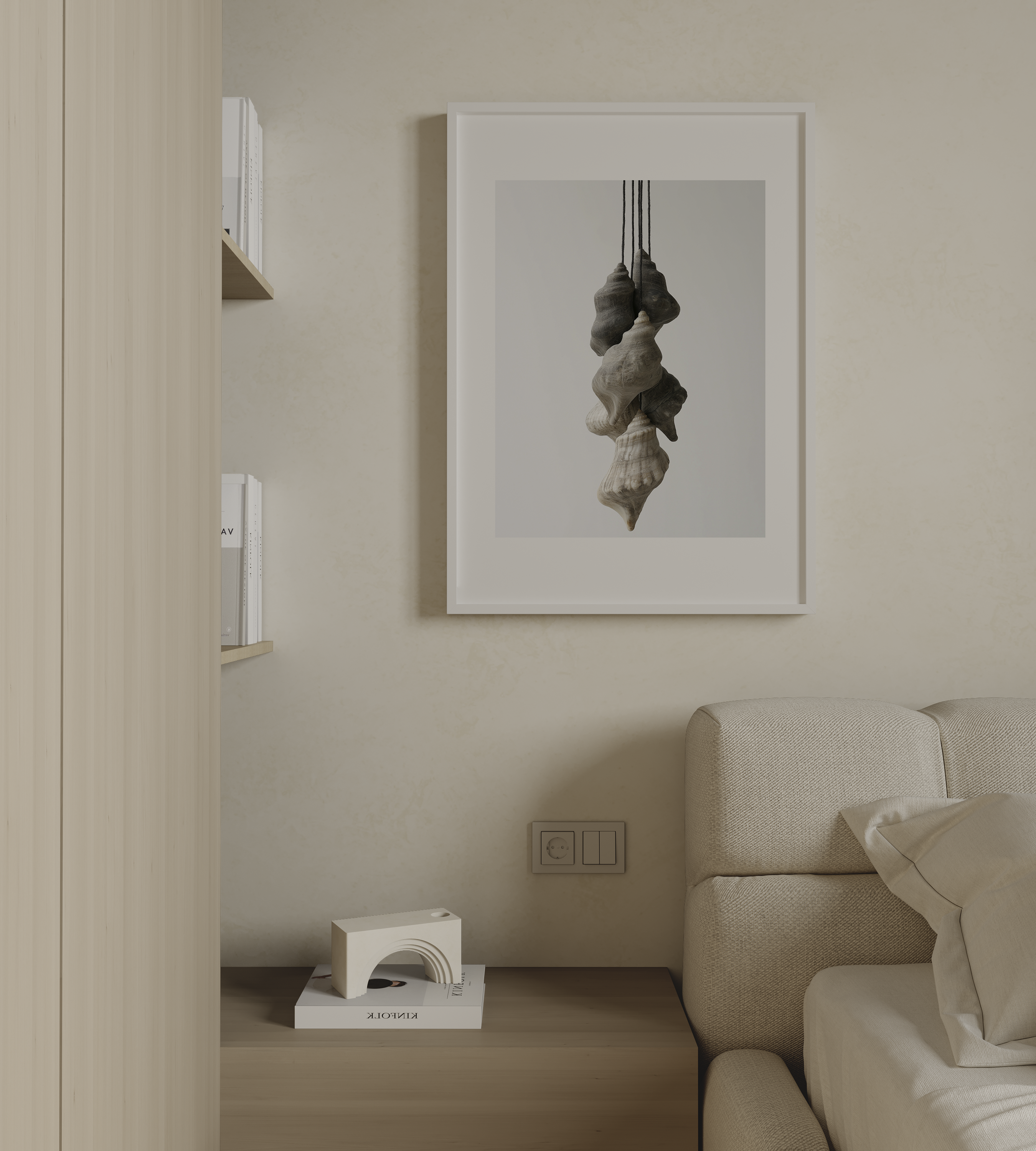 קומפוזיציה אנכית של צדפים טבעיים תלויים בגווני חול ואפור במסגרת עץ, מוצגת בחלל מודרני בגוונים ניטרליים.