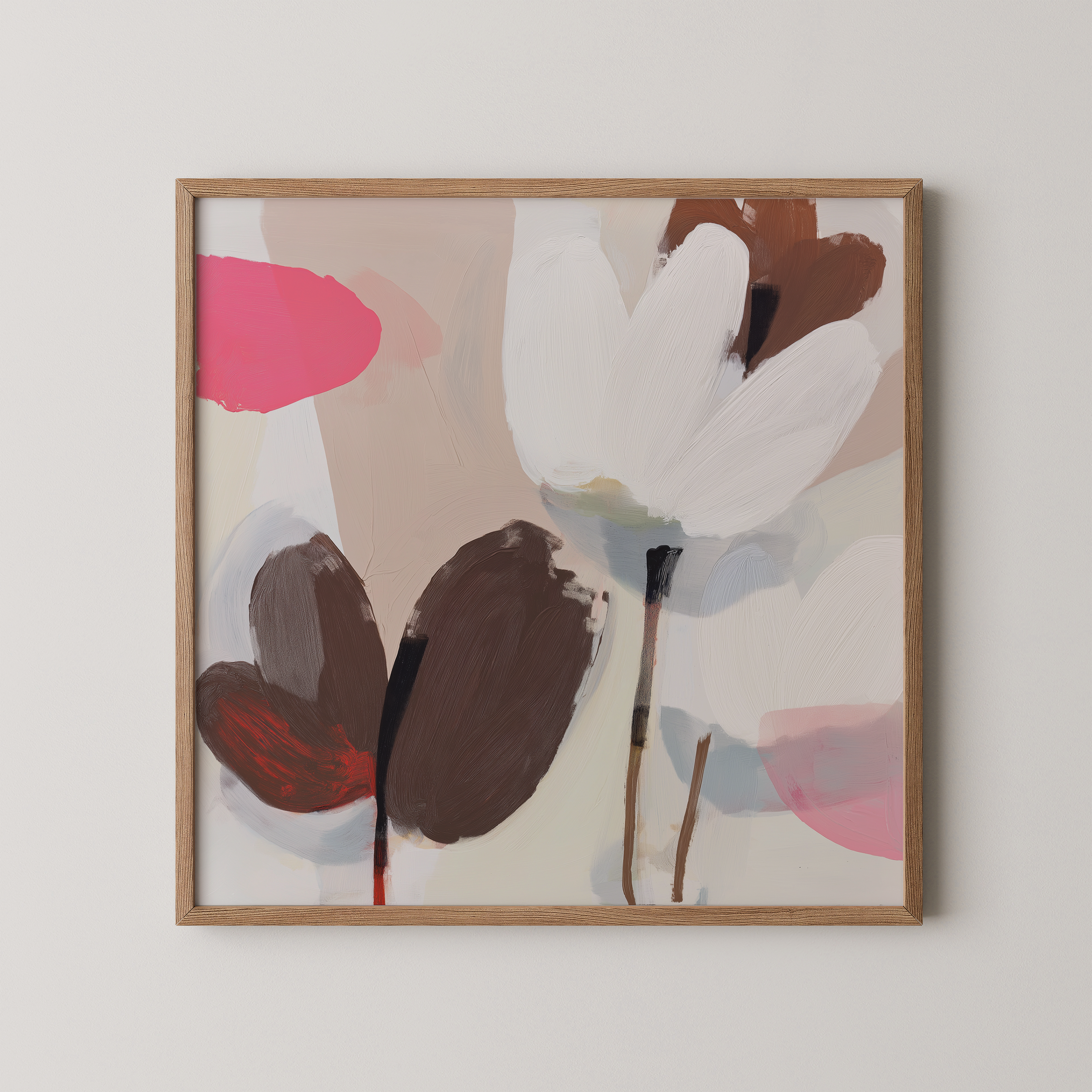 יצירה מינימליסטית פרחונית בגווני חום, לבן ורוד רך, תלויה מעל מיטה בחלל שקט ונורדי.