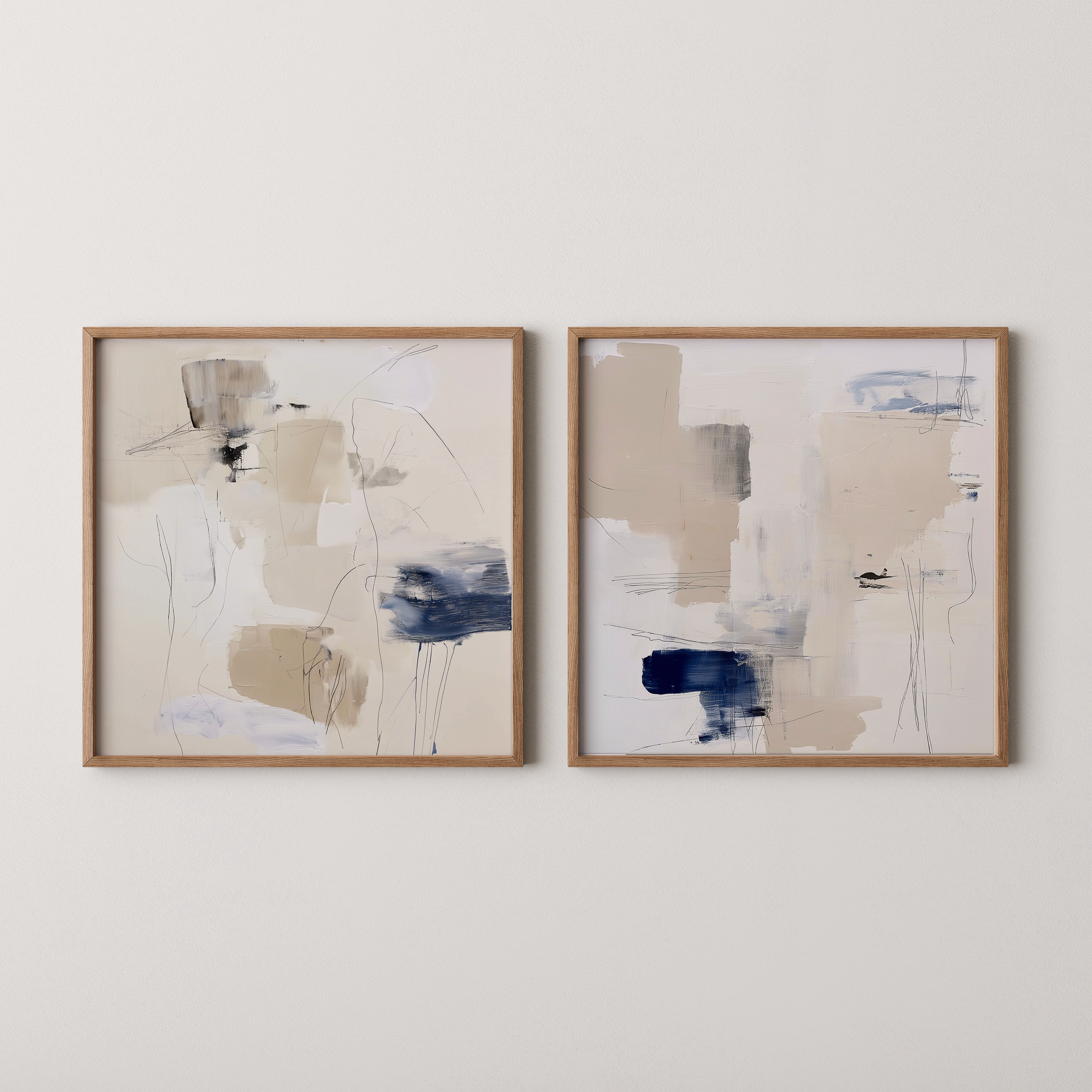 סט יצירות מופשטות בגווני שמנת, בז’ וכחול עמוק במסגרת עץ טבעי בחלל מודרני מינימליסטי
