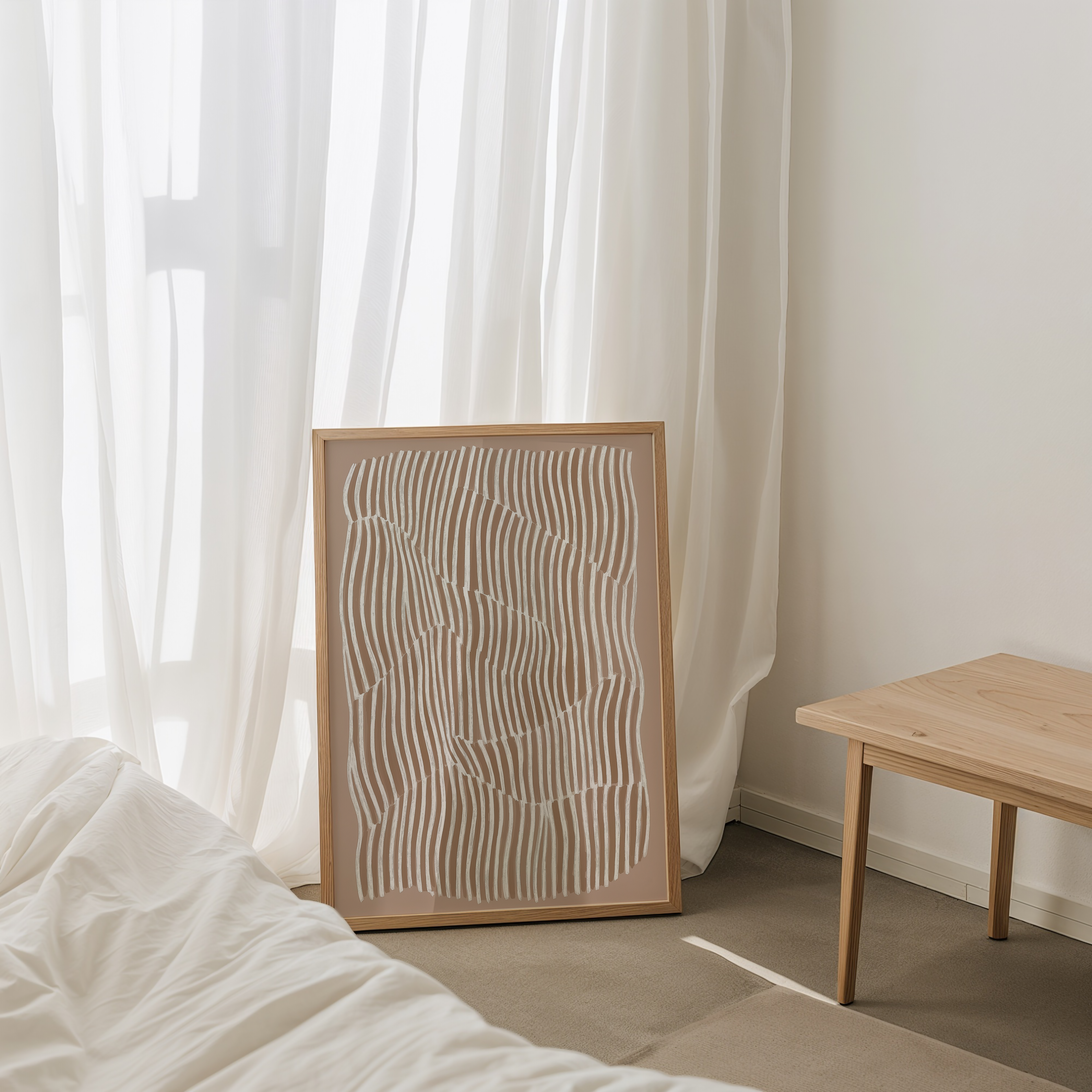 הדפס אמנותי מופשט בגוונים טבעיים עם קווים זורמים ושכבות עדינות, ממוסגר במסגרת עץ בסלון מינימליסטי