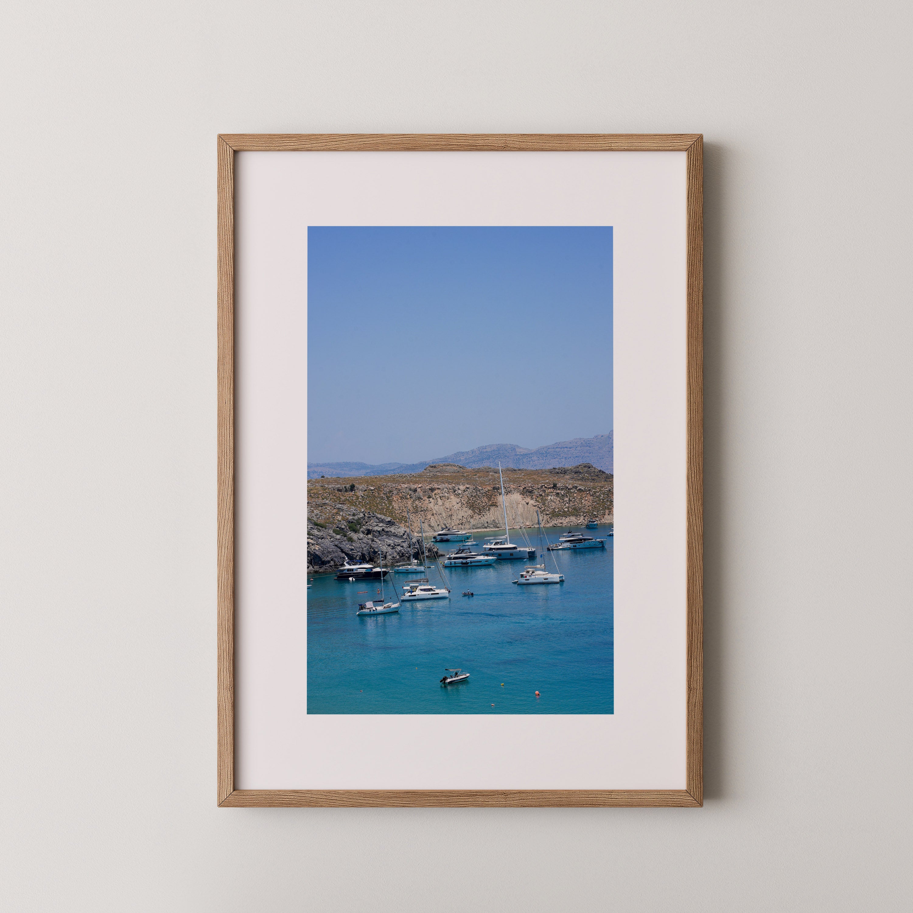 The Blue Cove – צילום אמנותי של מפרץ עם יאכטות במים טורקיז באי רודוס, יוון | דניאל ברלוט