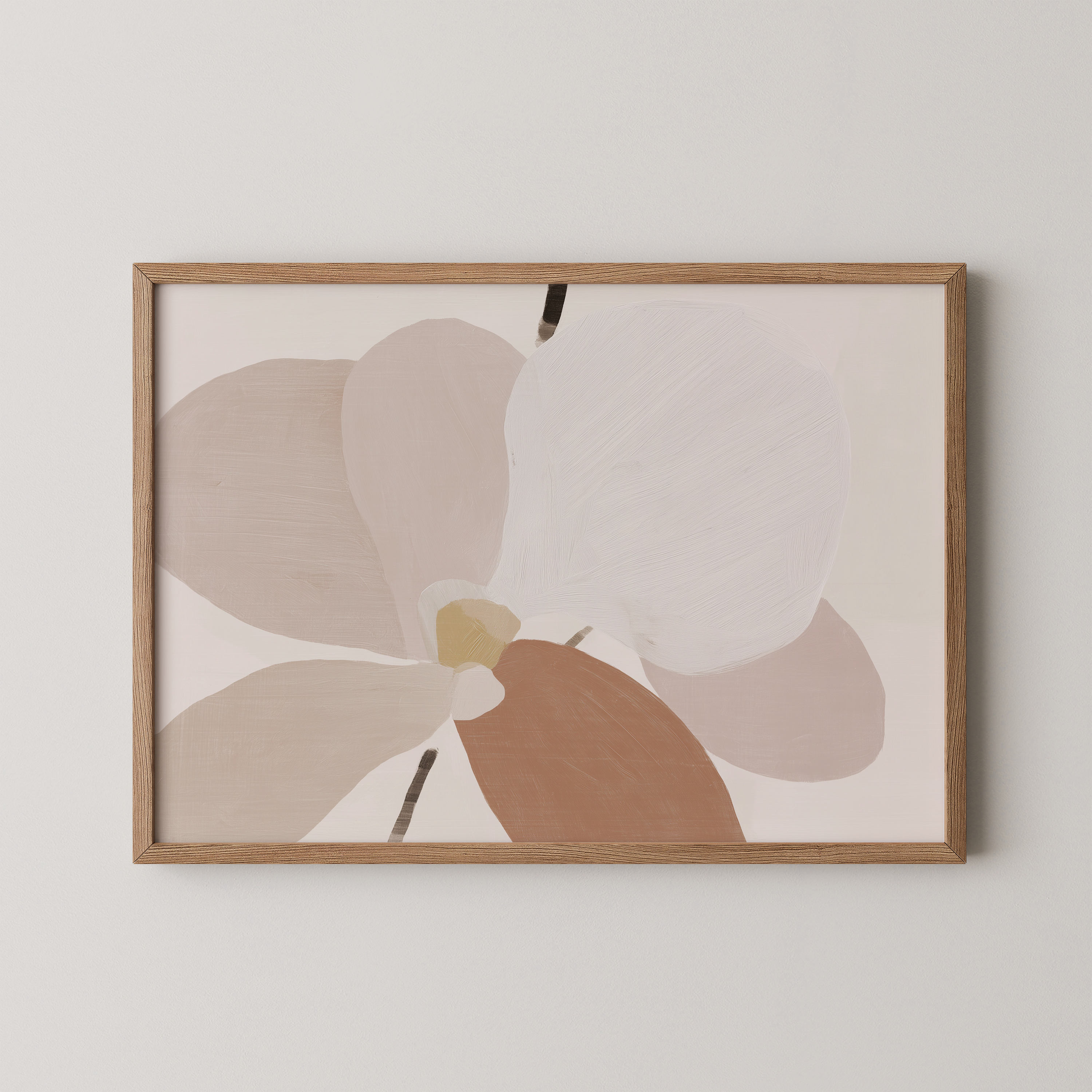 יצירת פרח מינימליסטית בגוונים טבעיים במסגרת עץ, תלויה מעל ספה בהירה בסלון מודרני