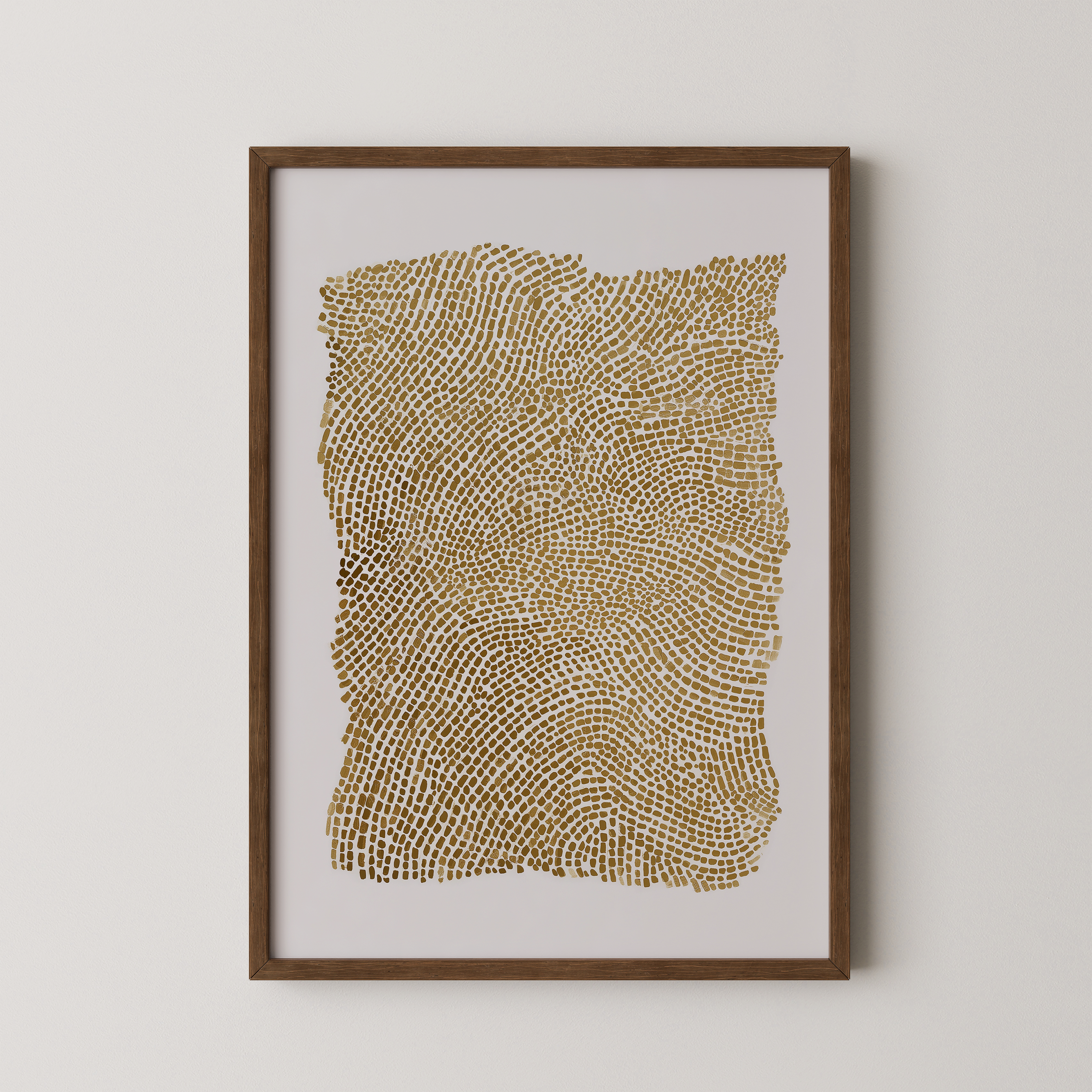 יצירה מינימליסטית בגווני חול וזהב עם טקסטורה עדינה ותנועה אורגנית במסגרת עץ טבעי