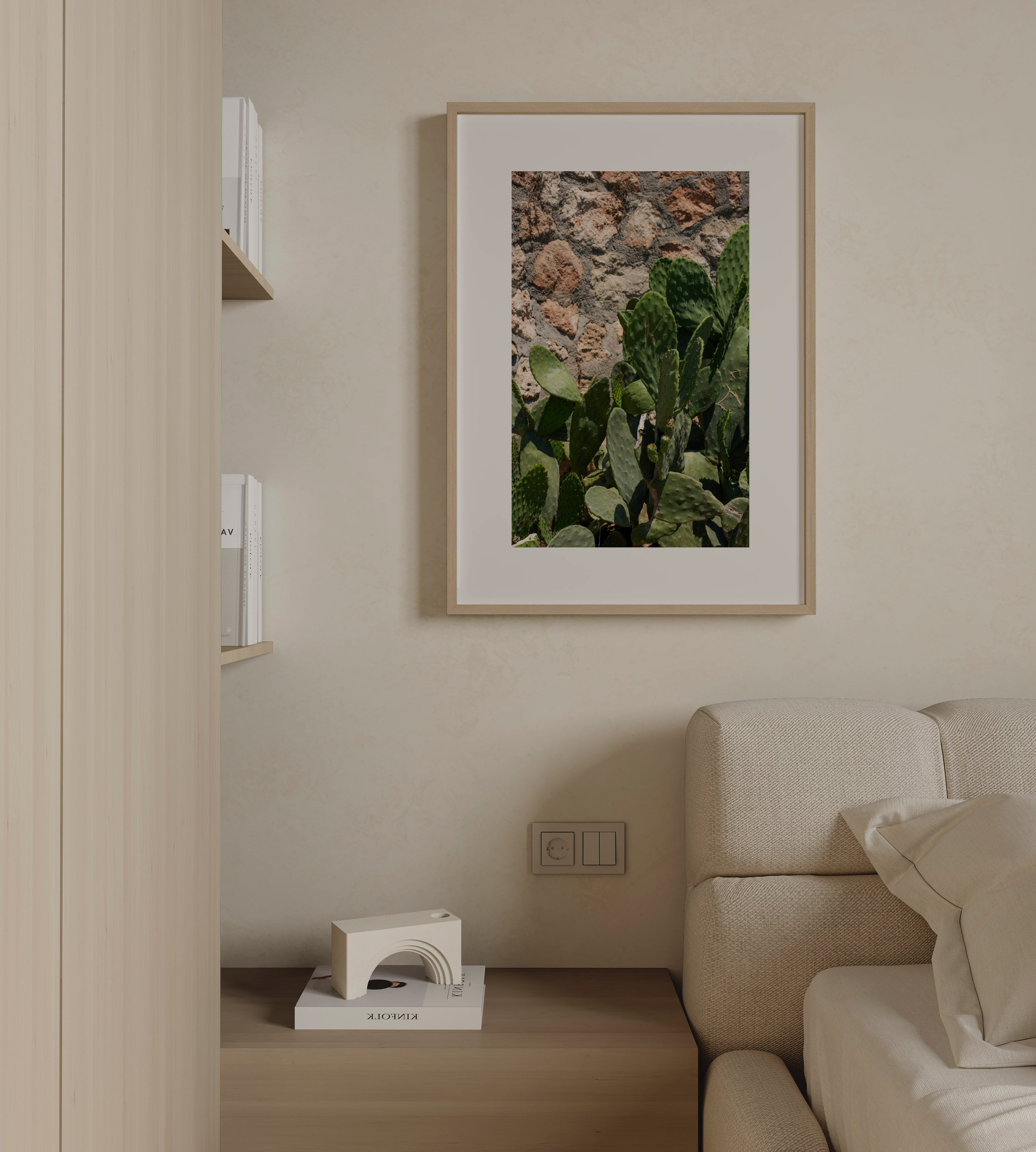 Sunlit Cactus – צילום אמנותי של צבר ים־תיכוני לצד קיר אבן טבעית, מאת דניאל ברלוט.
