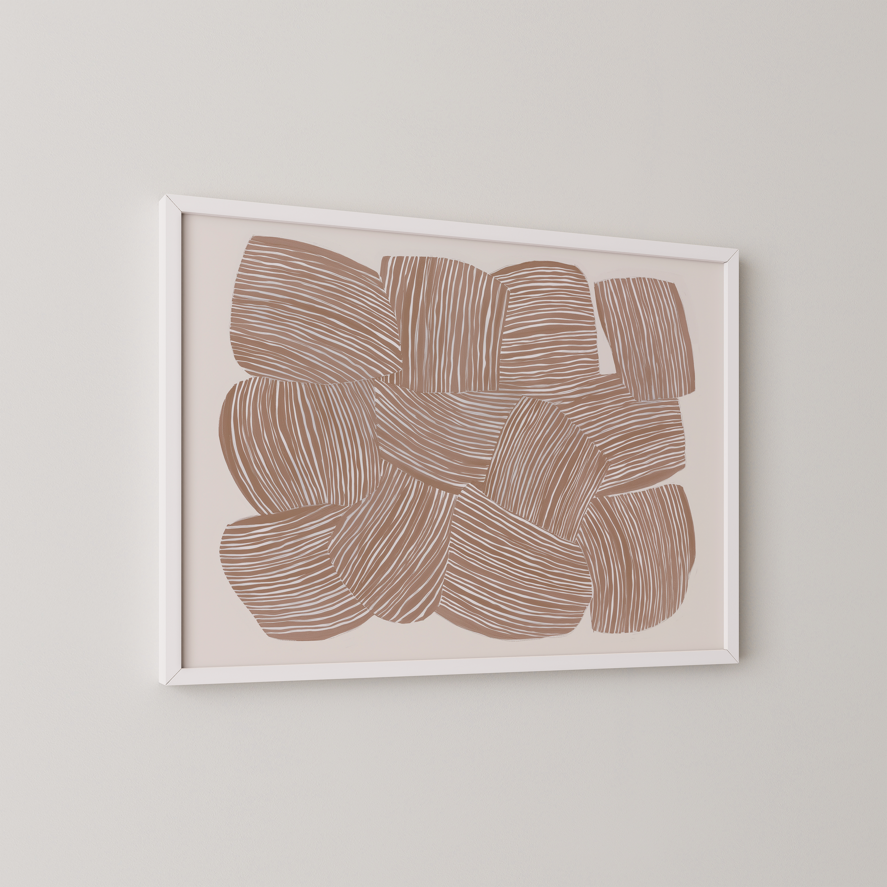 הדפס אמנותי מופשט SAVEN בגוונים טבעיים עם קווים ידניים, מוצג ממוסגר בחלל מודרני
