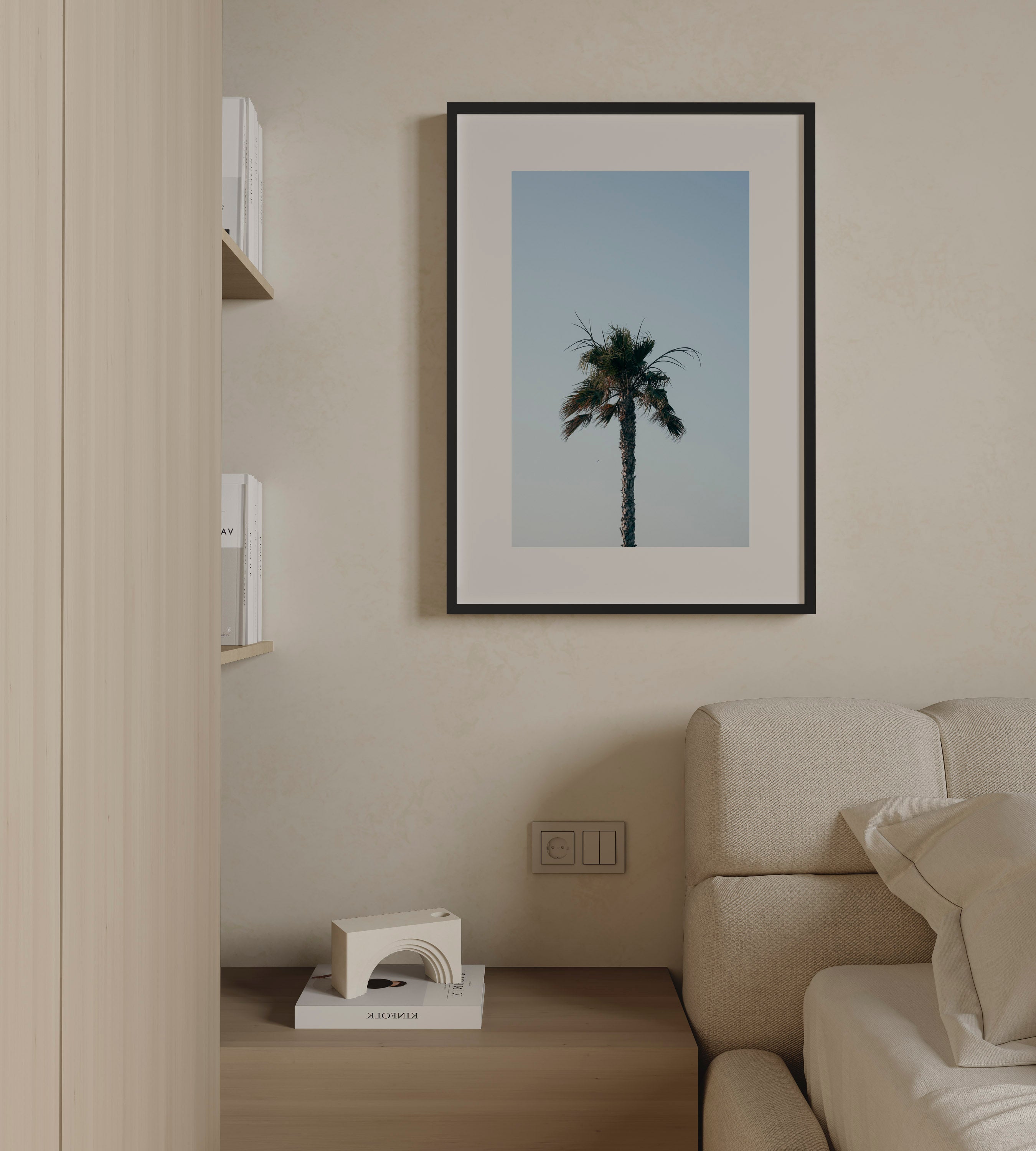 Palm Above – צילום מינימליסטי של עץ דקל בודד על רקע שמיים כחולים בהירים במסגרת עץ אלון טבעי.