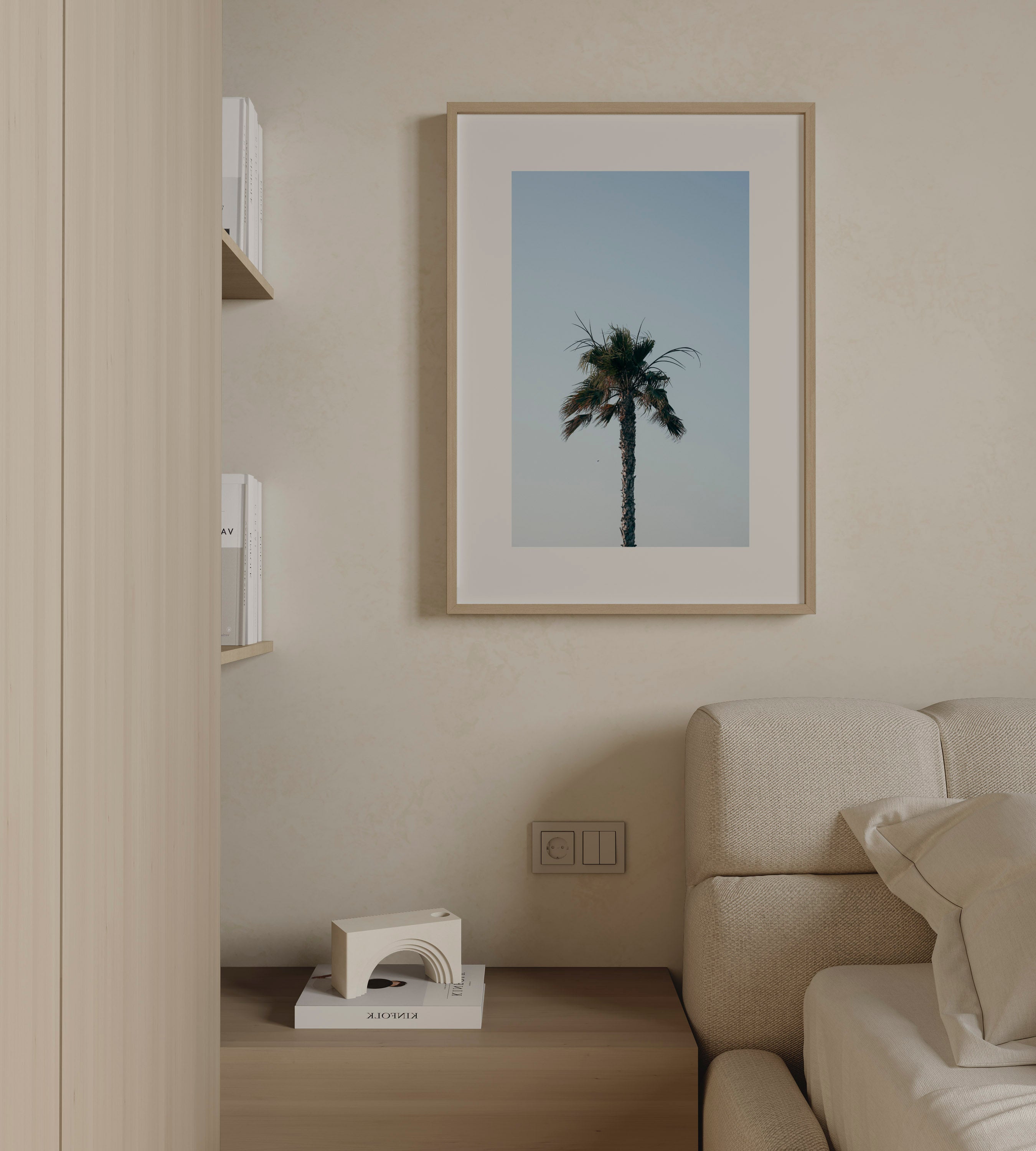 Palm Above – צילום מינימליסטי של עץ דקל בודד על רקע שמיים כחולים בהירים במסגרת עץ אלון טבעי.