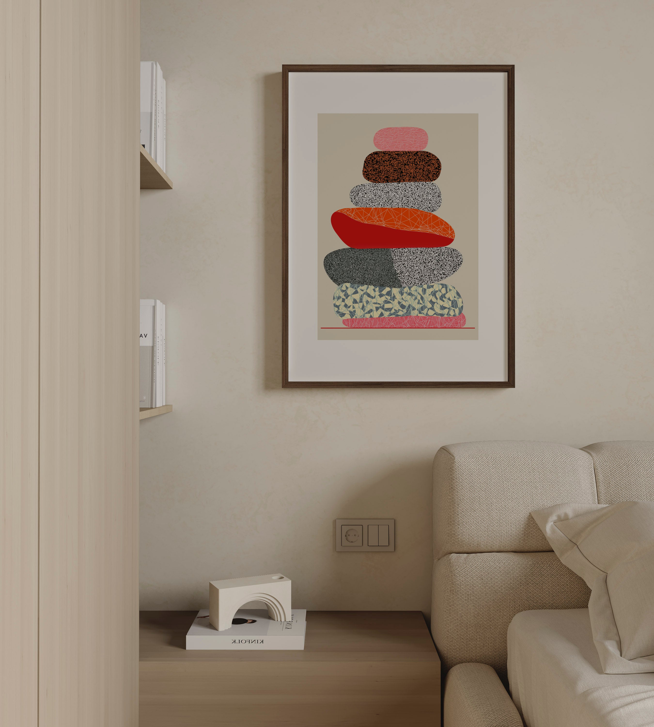 Cairn – יצירת אמנות מופשטת של דניאל ברלוט בהשראת גל אבנים מאוזן, בגוונים טבעיים עם מסגרת אלון.